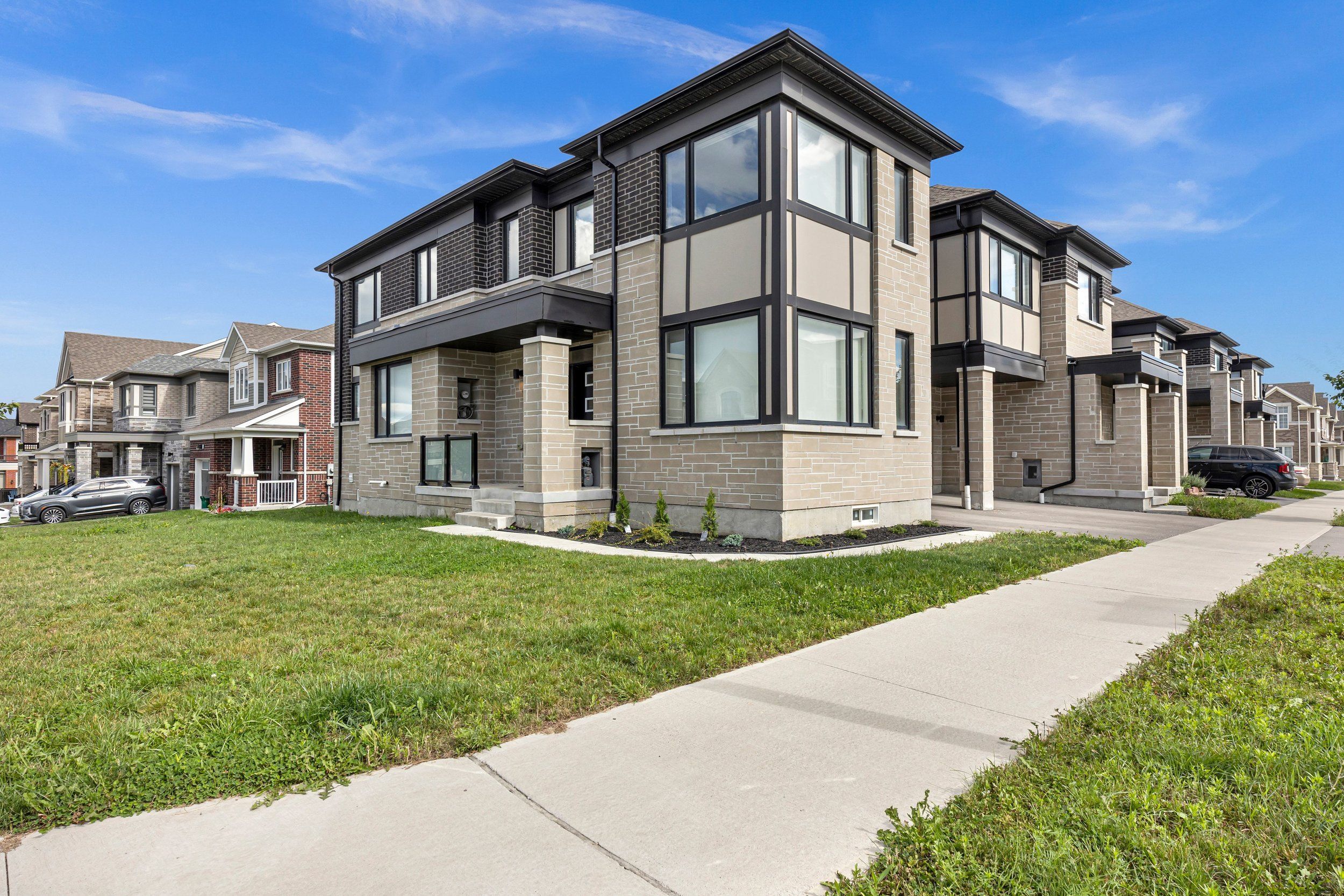 3379 Swordbill Street, Pickering, On L1x 0m9
