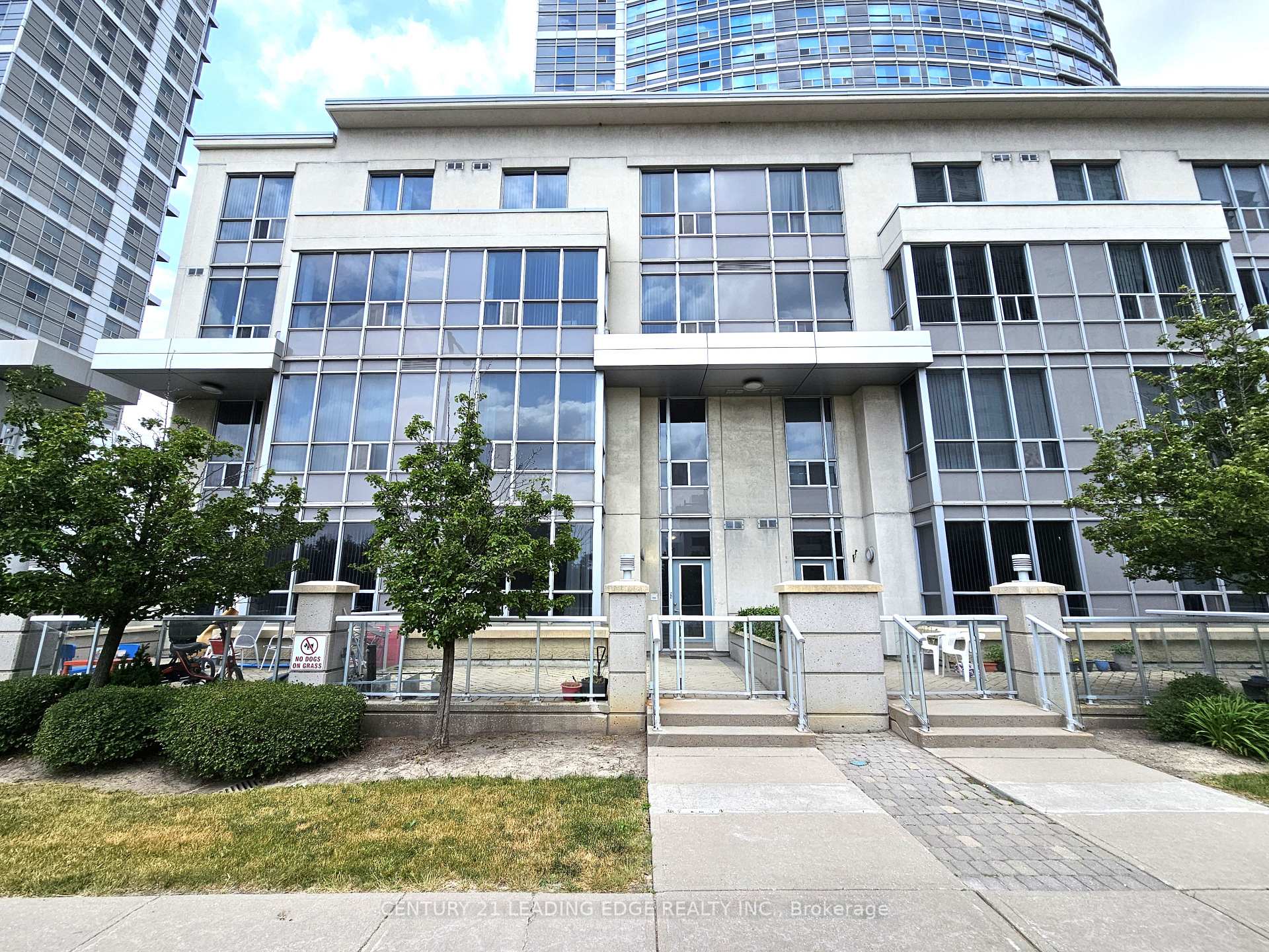 38 Lee Centre Drive Th120, Toronto, On M1h 3j7