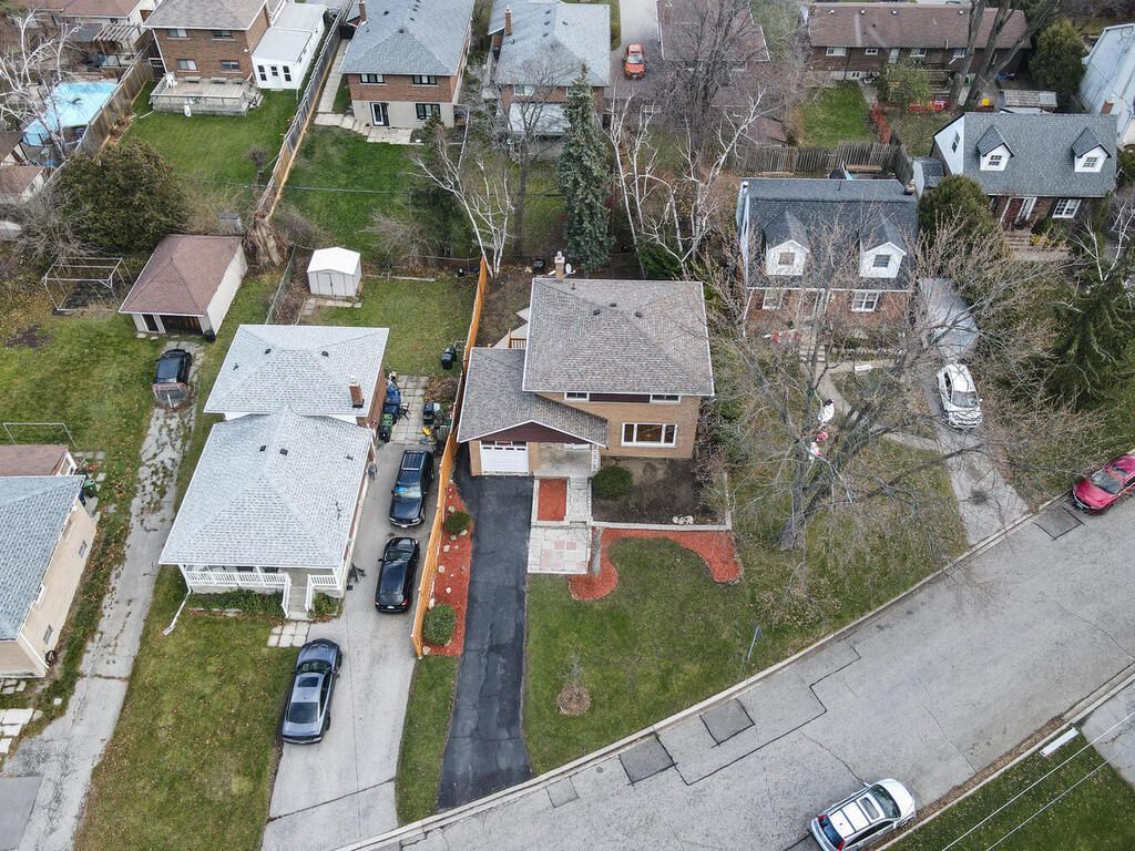 9 Allister Avenue, Toronto, On M1m 3k7