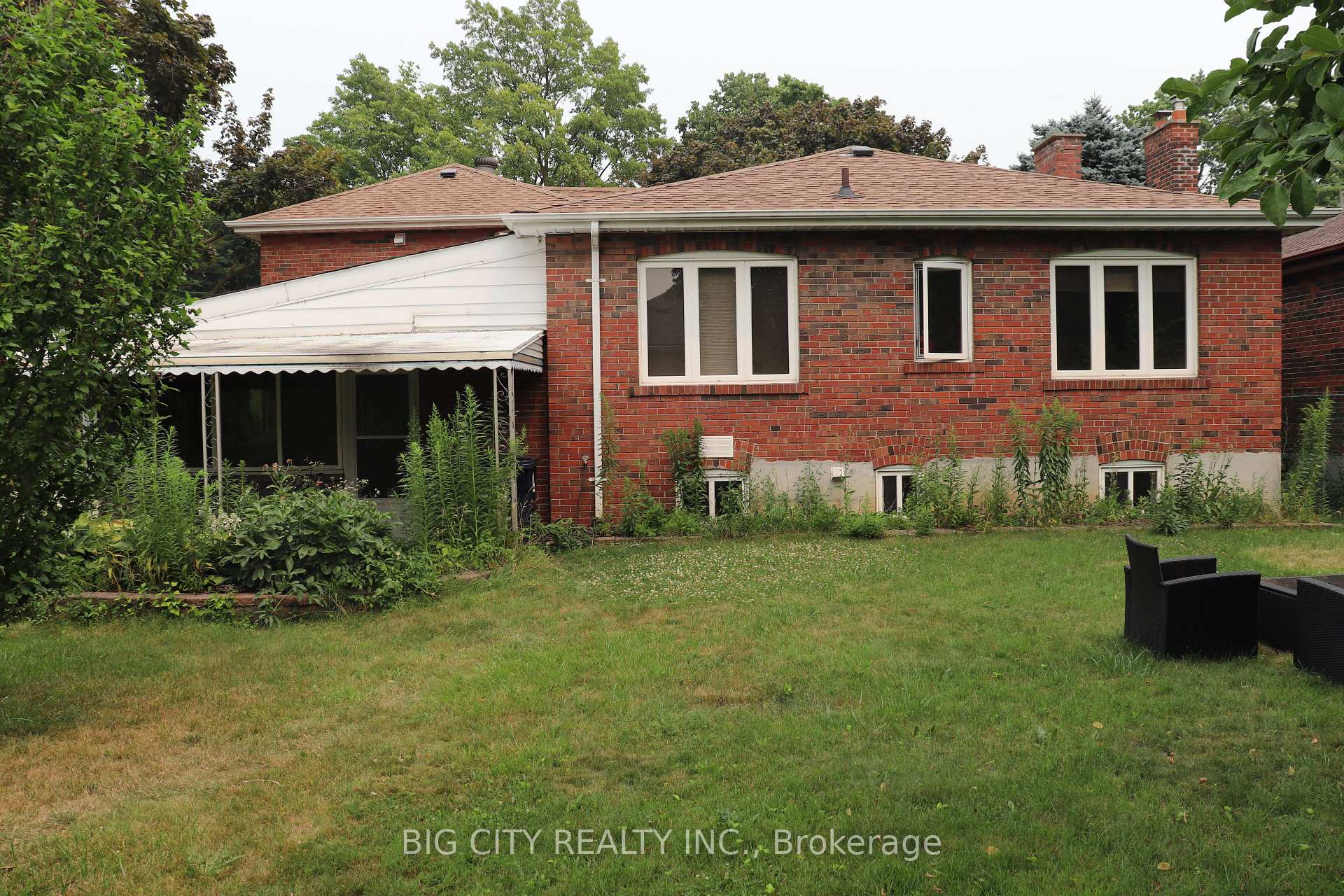 30 Lozoway Drive Lower, Toronto, On M1k 2y4