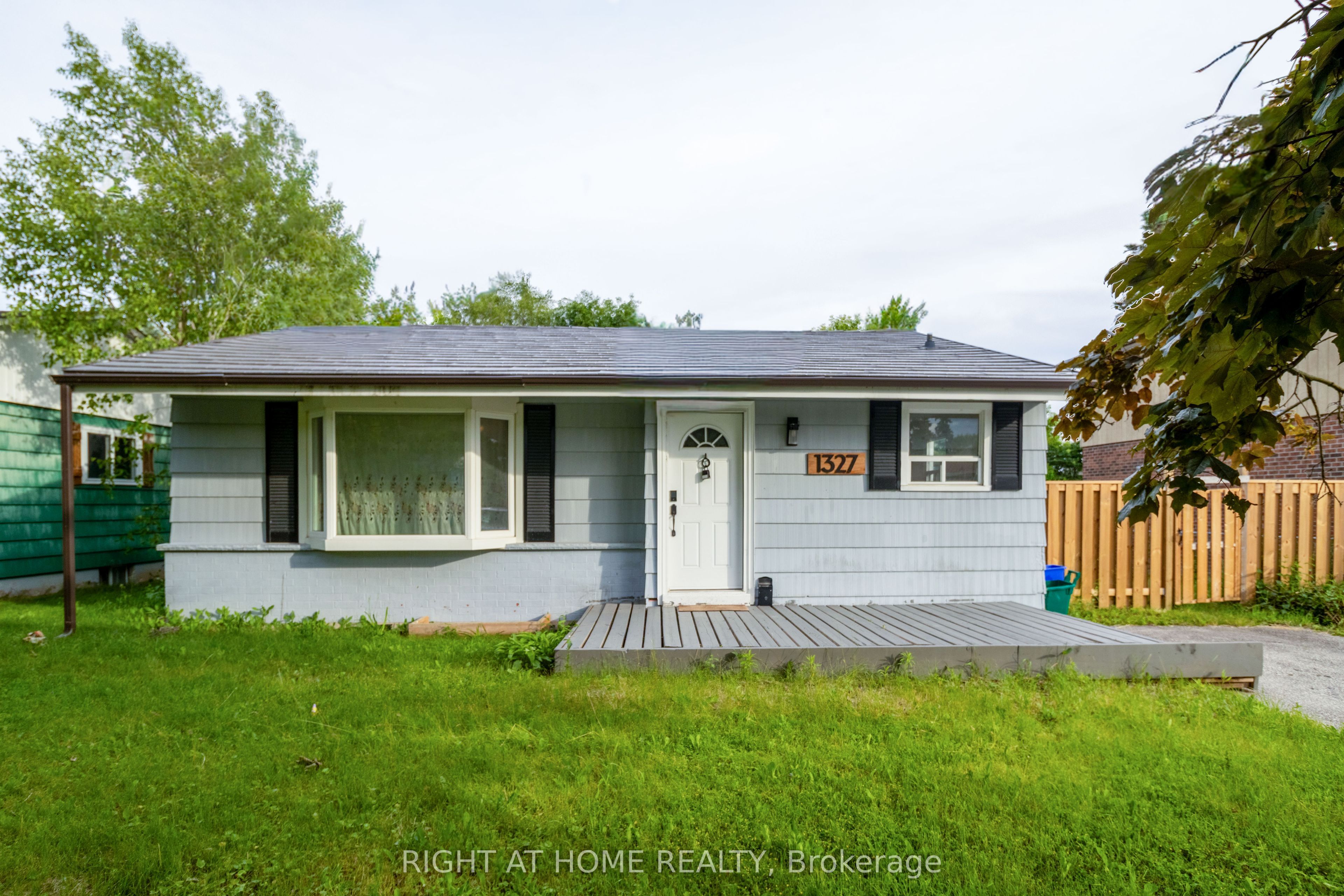 1327 Commerce Street, Pickering, On L1w 1e1