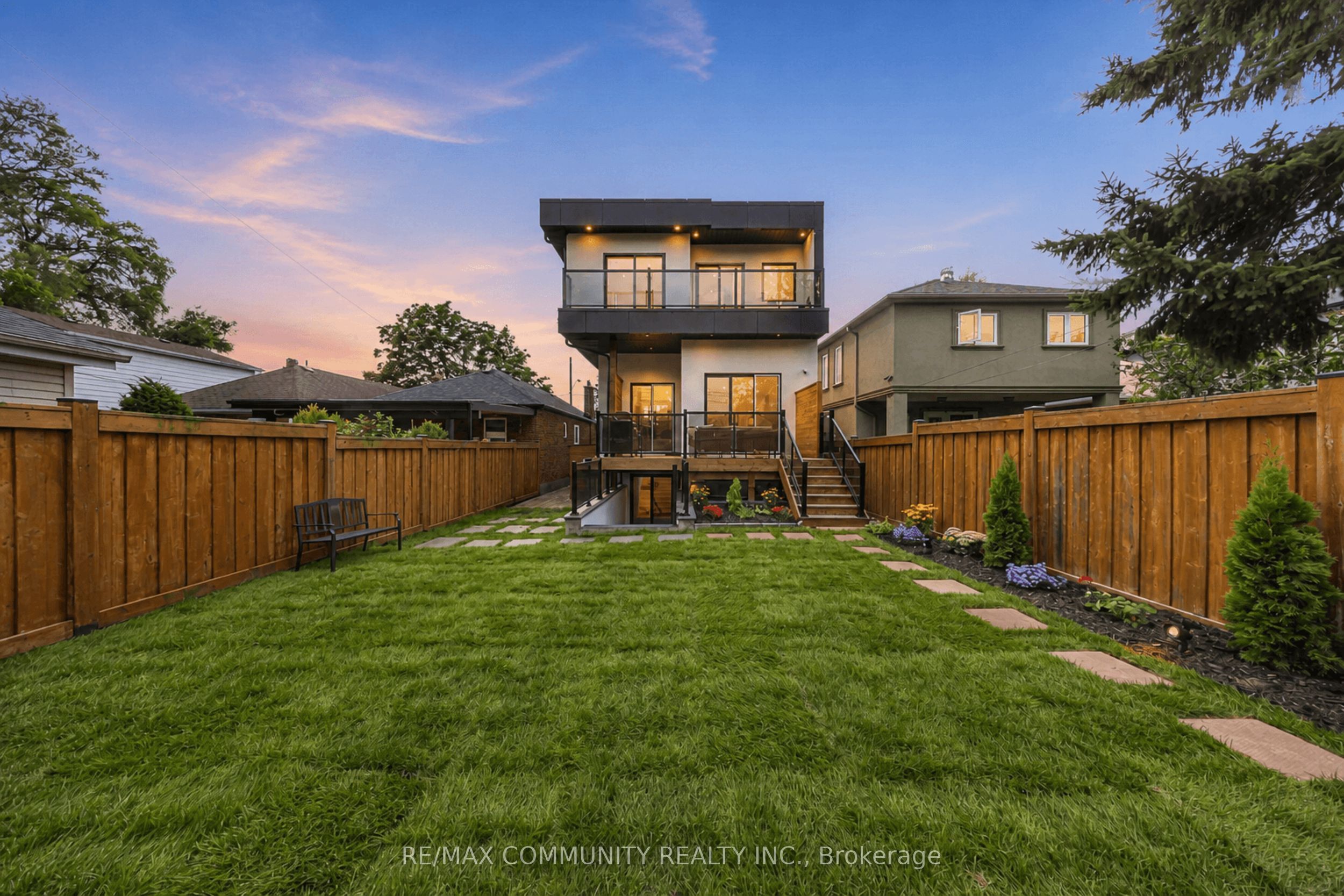 7 Derwyn Road, Toronto, On M4j 4m7