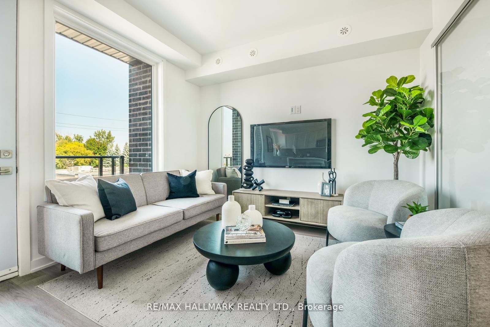 1499 O'Connor Drive 2, Toronto, On M4b 0a7