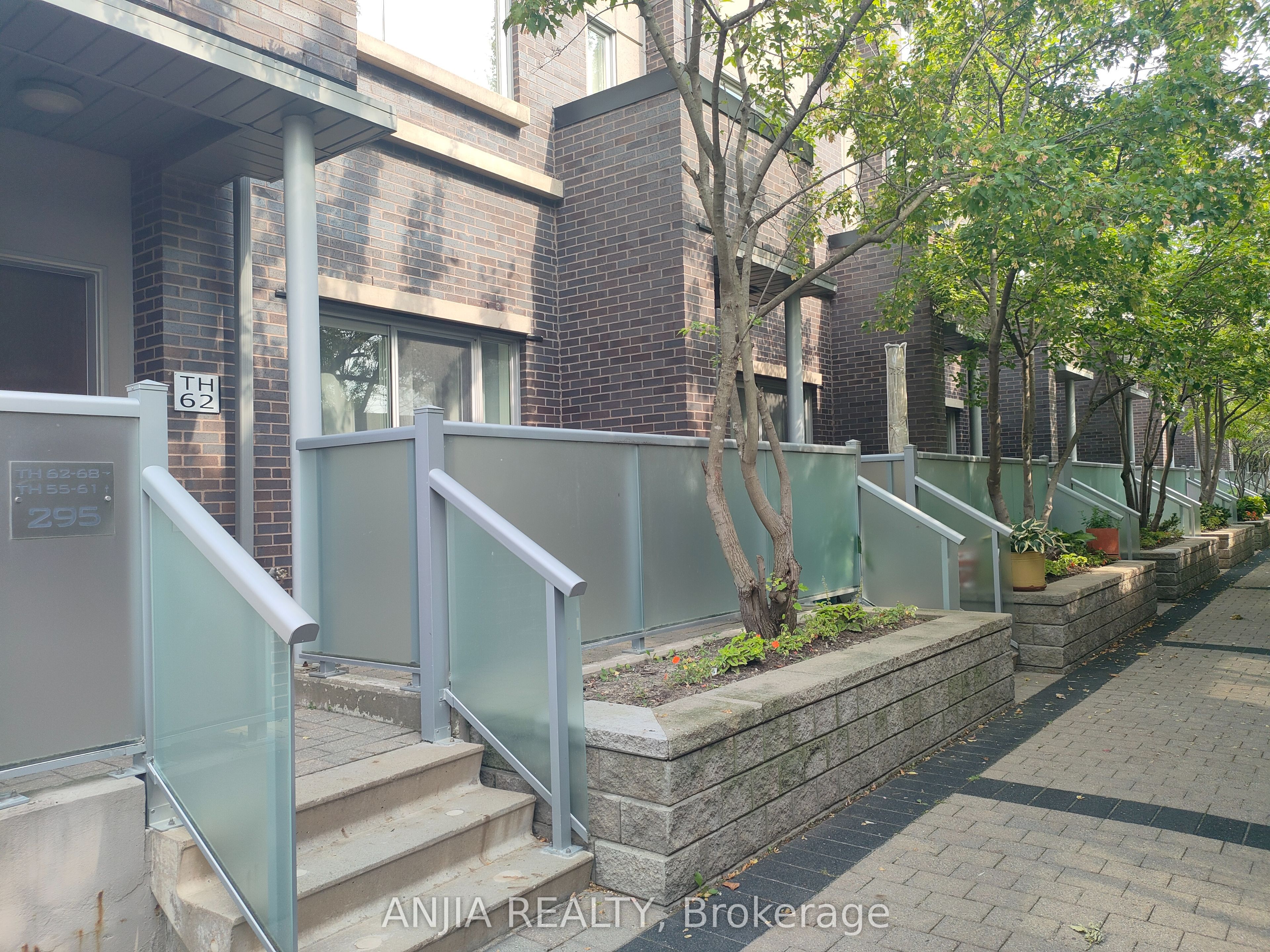 295 Village Green Square 62, Toronto, On M1s 0l2