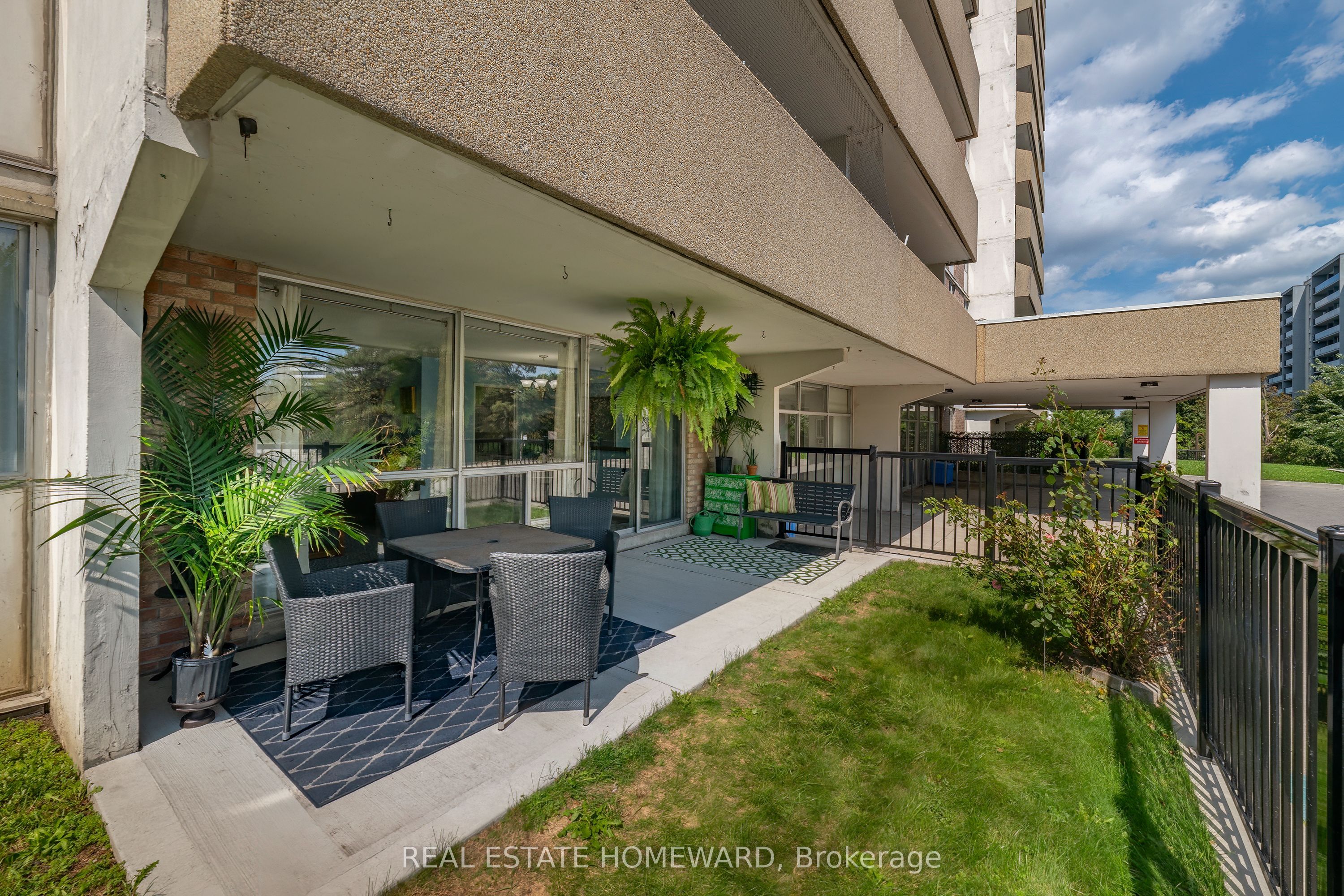 120 Dundalk Drive 105, Toronto, On M1p 4v9
