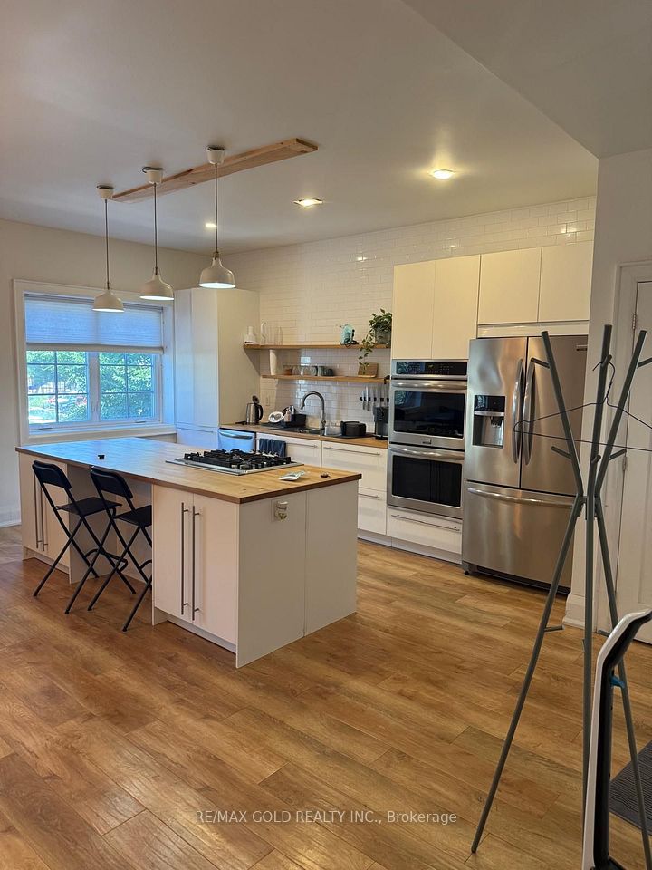 2215 Danforth Avenue Studio, Toronto, On M4c 1k4
