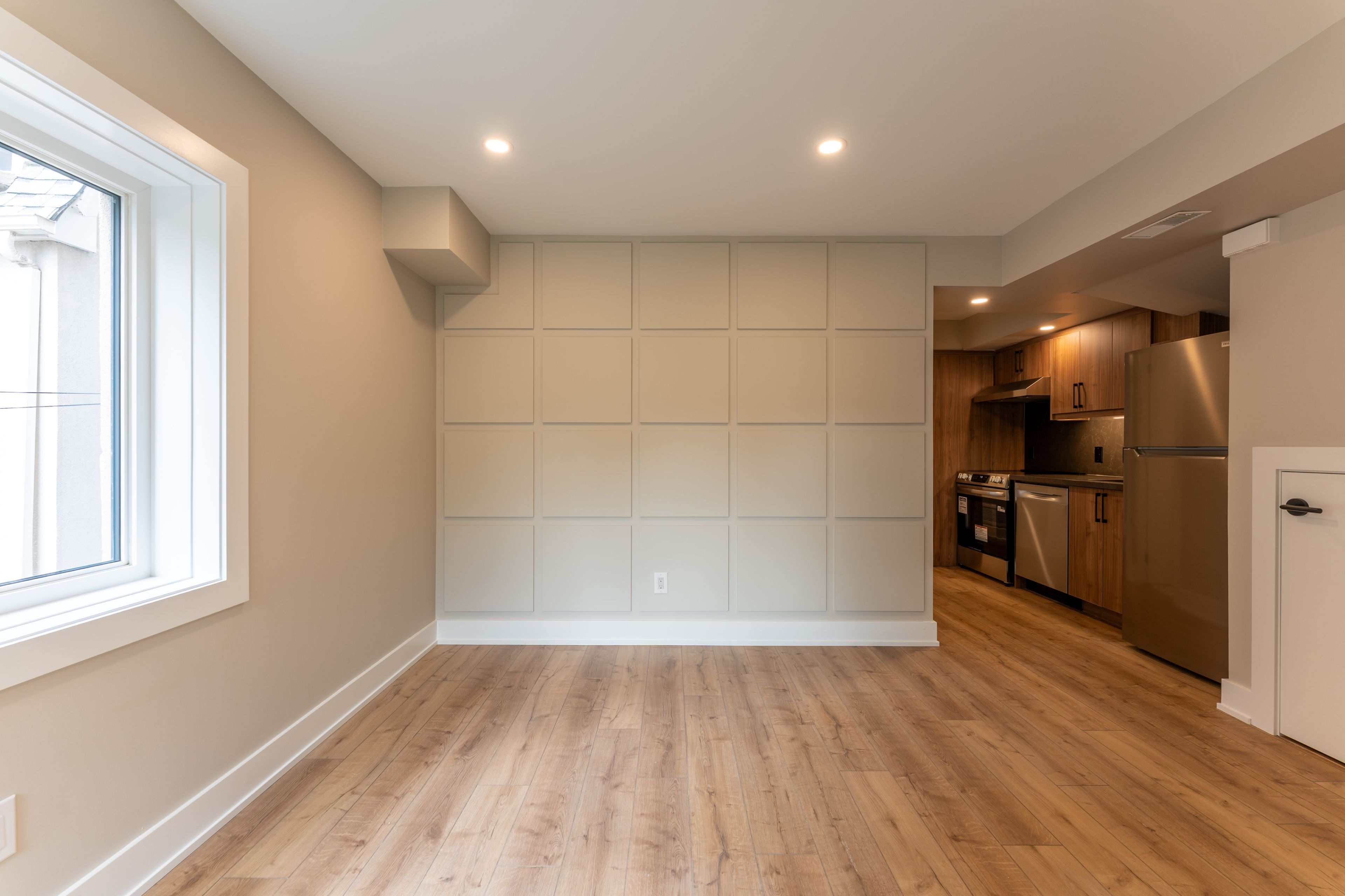 352 Jones Avenue 2, Toronto, On M4j 3g3