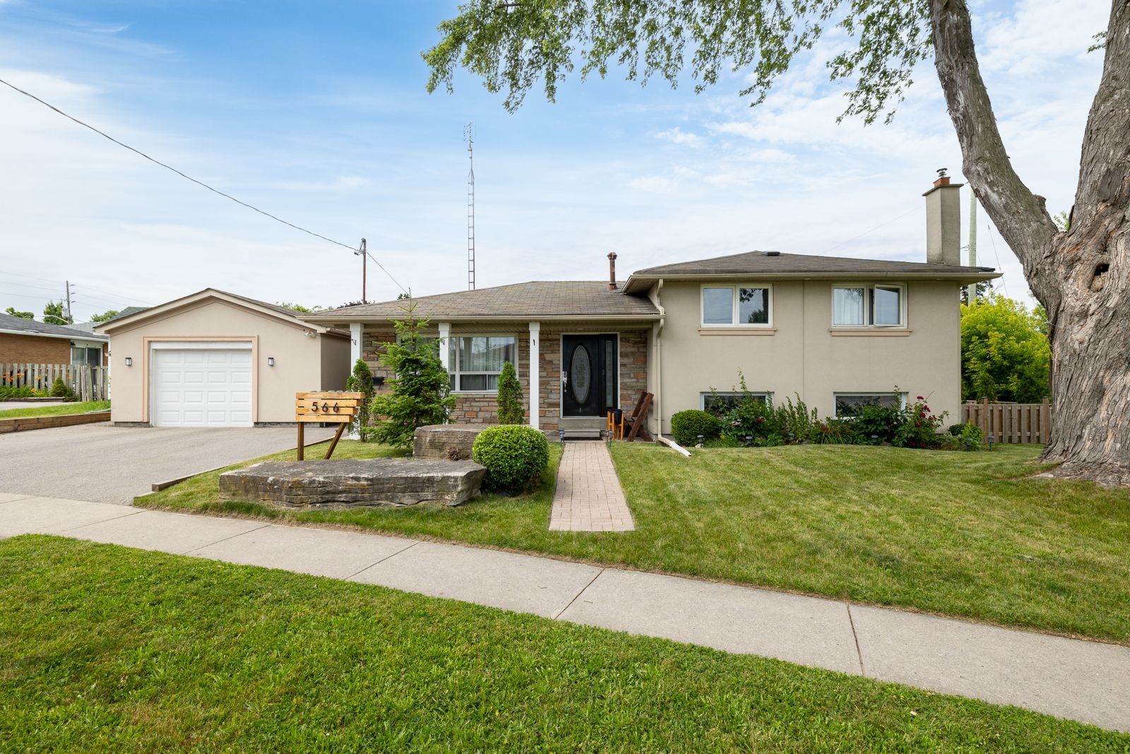 566 Dean Avenue Lower, Oshawa, On L1h 3j8