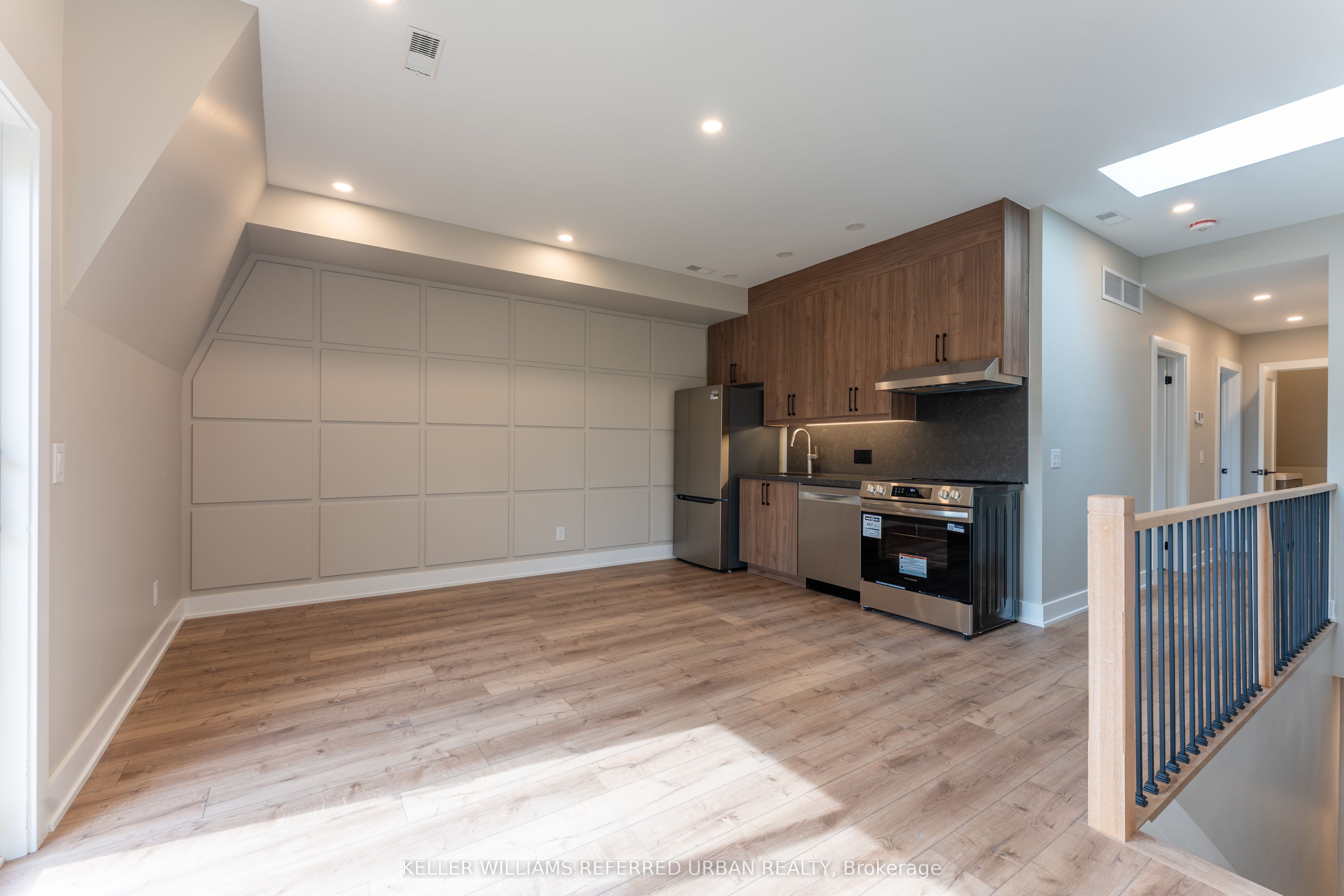 352 Jones Avenue 4, Toronto, On M4j 3g3