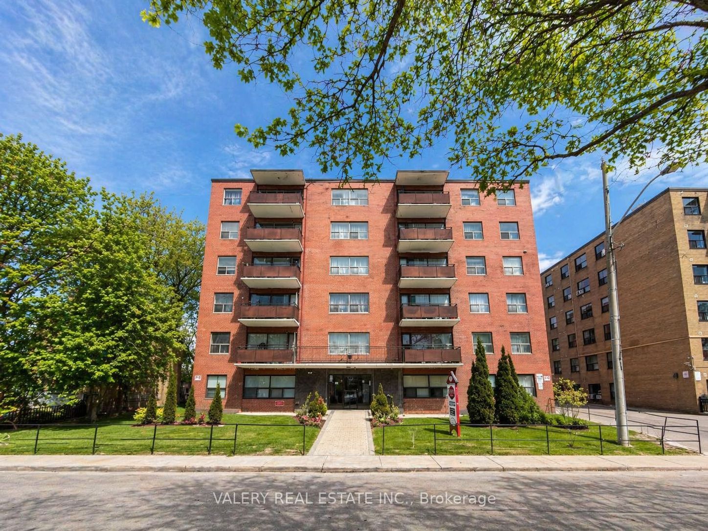 11 Glenburn Avenue 501, Toronto, On M4b 2x1