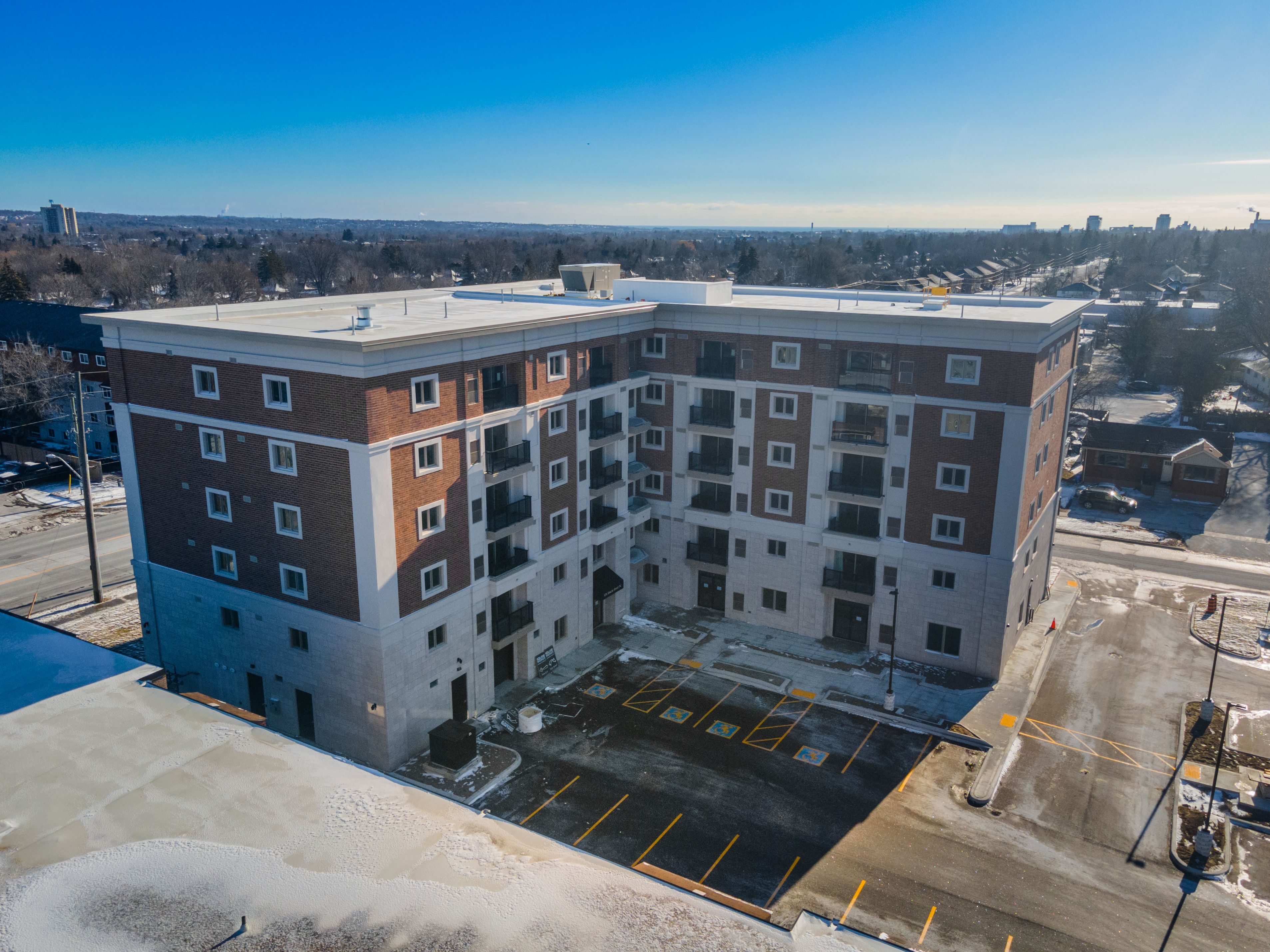 976 Simcoe Street N 312, Oshawa, On L1g 4w4