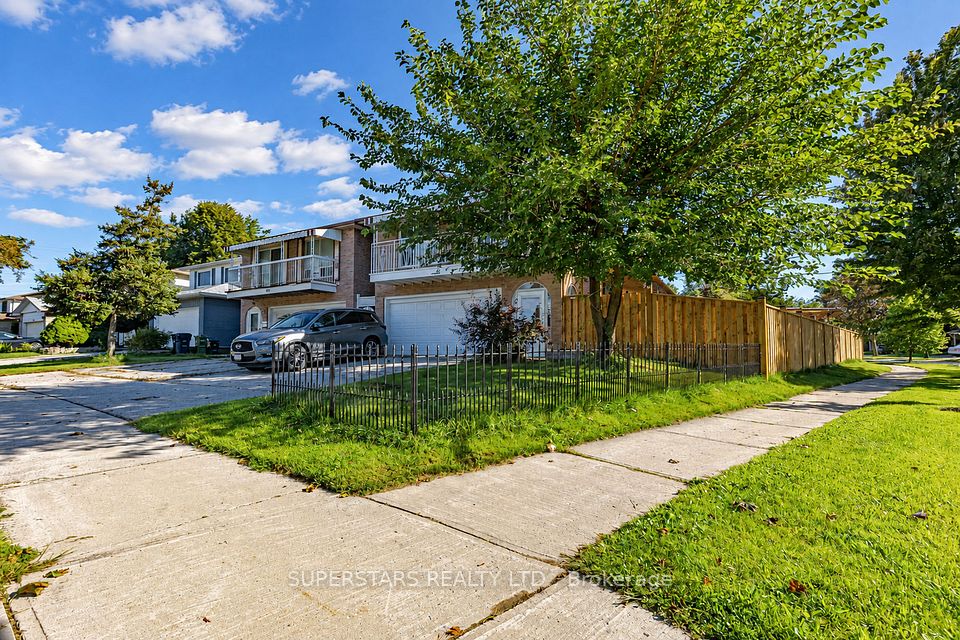 63 La Peer Boulevard, Toronto, On M1w 2h4