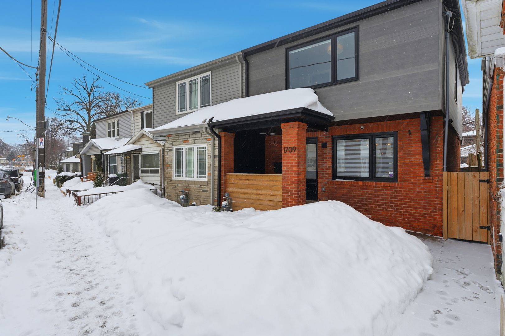 1709 Dundas Street E, Toronto, On M4l 1l7