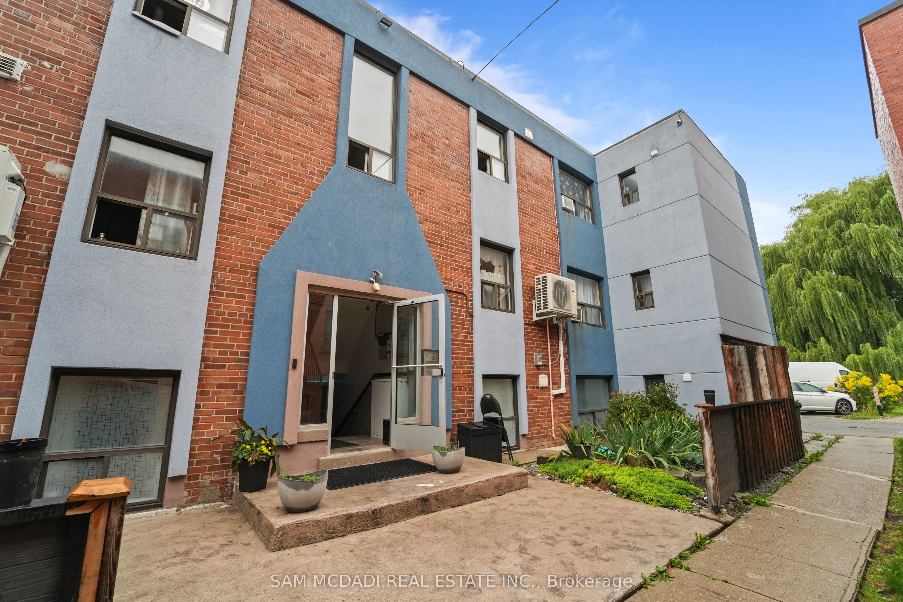 1016 O'Connor Drive 201, Toronto, On M4b 2t3