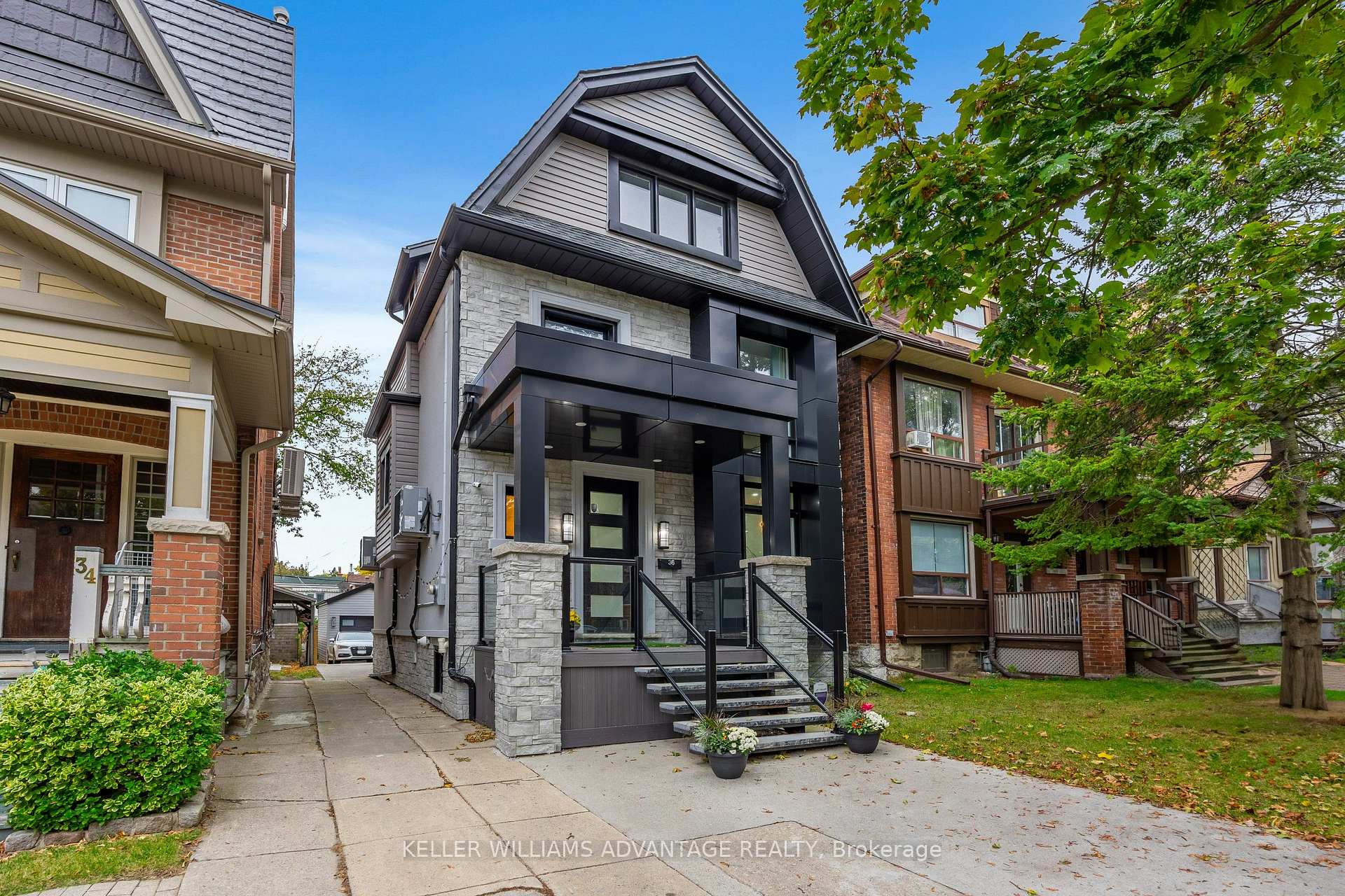 36 Lockwood Road, Toronto, On M4l 3m8