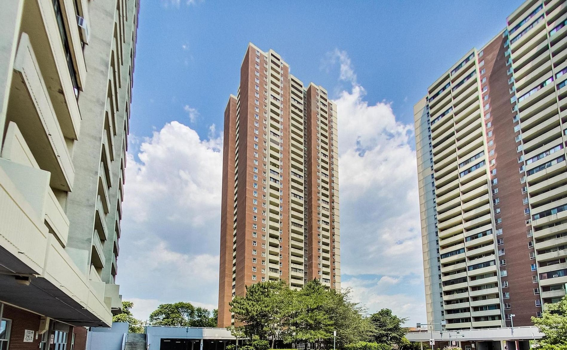 3 Massey Square 502, Toronto, On M4c 5l5