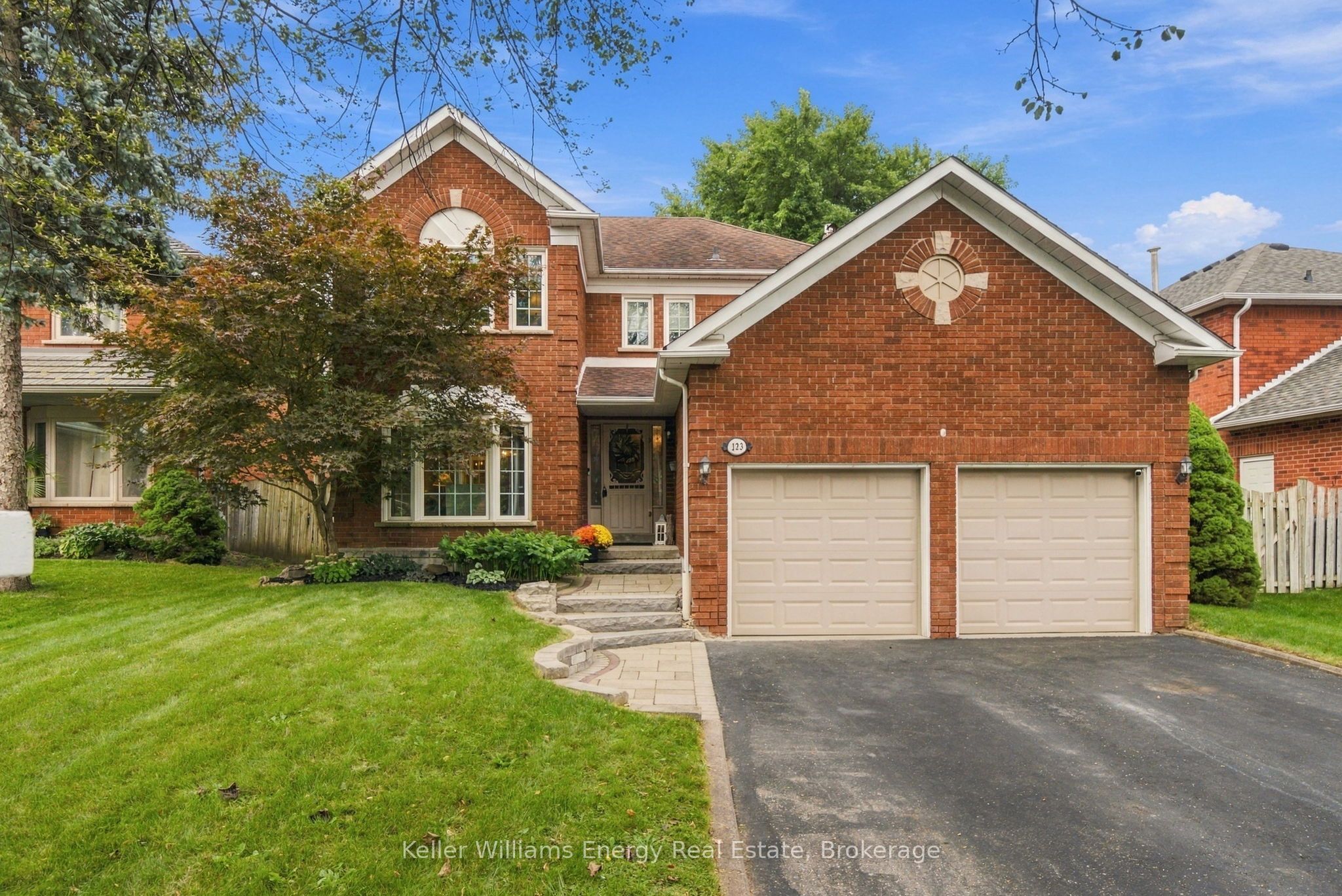 123 Erickson Drive, Whitby, On L1n 8z4