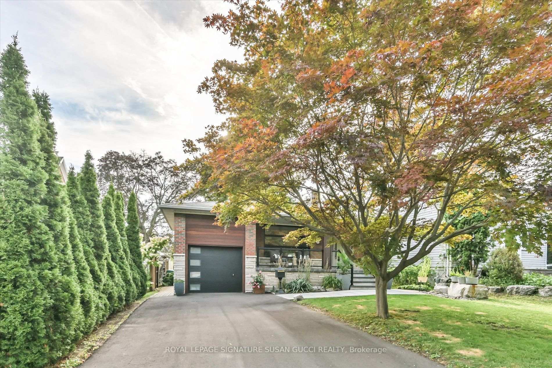 16 Squires Avenue, Toronto, On M4b 2r3