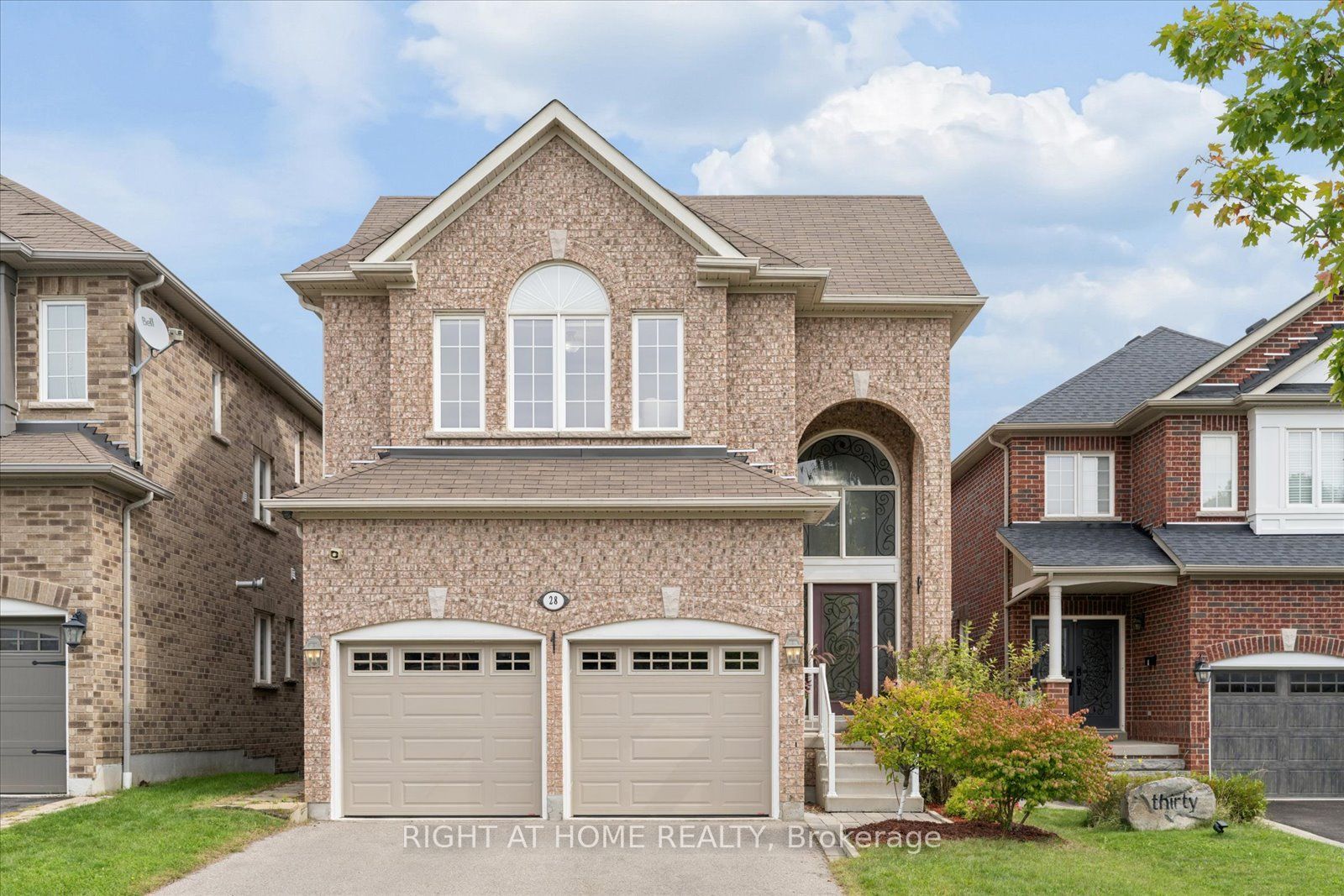 28 Bradford Court, Whitby, On L1n 0g7