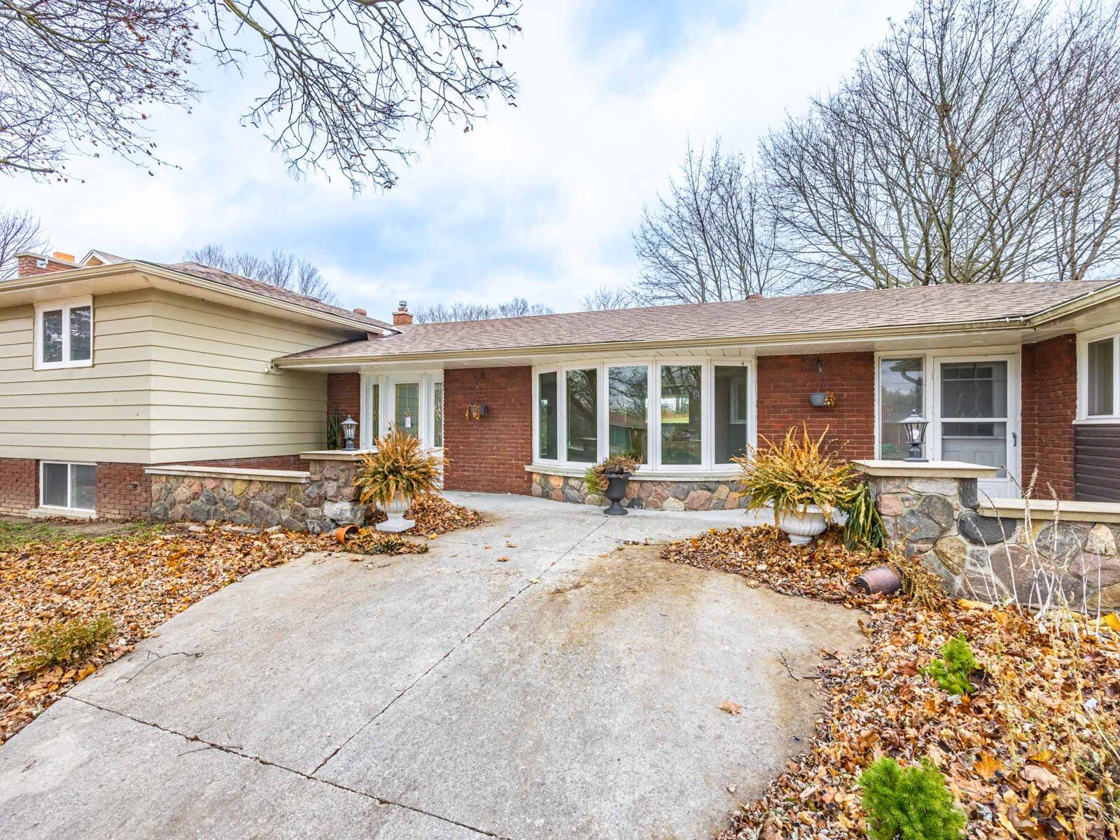 41 Hamilton Drive, Newmarket, On L3y 3e7