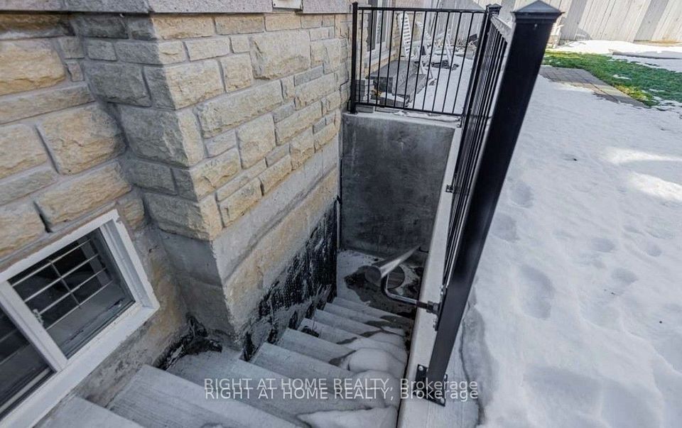 2 Township Avenue Basmt, Richmond Hill, On L4e 0j5