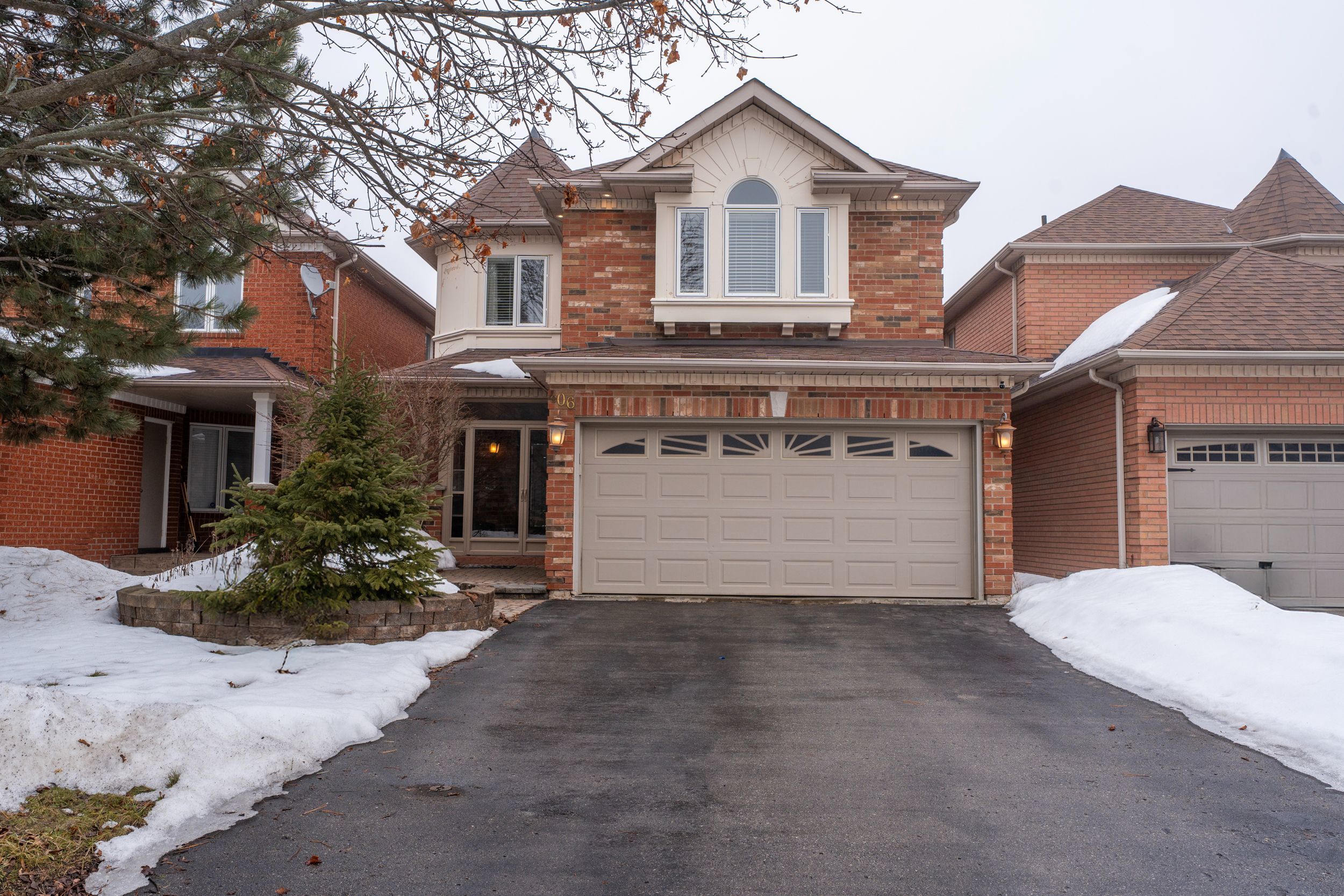 406 Hewitt Circle, Newmarket, On L3x 2l8
