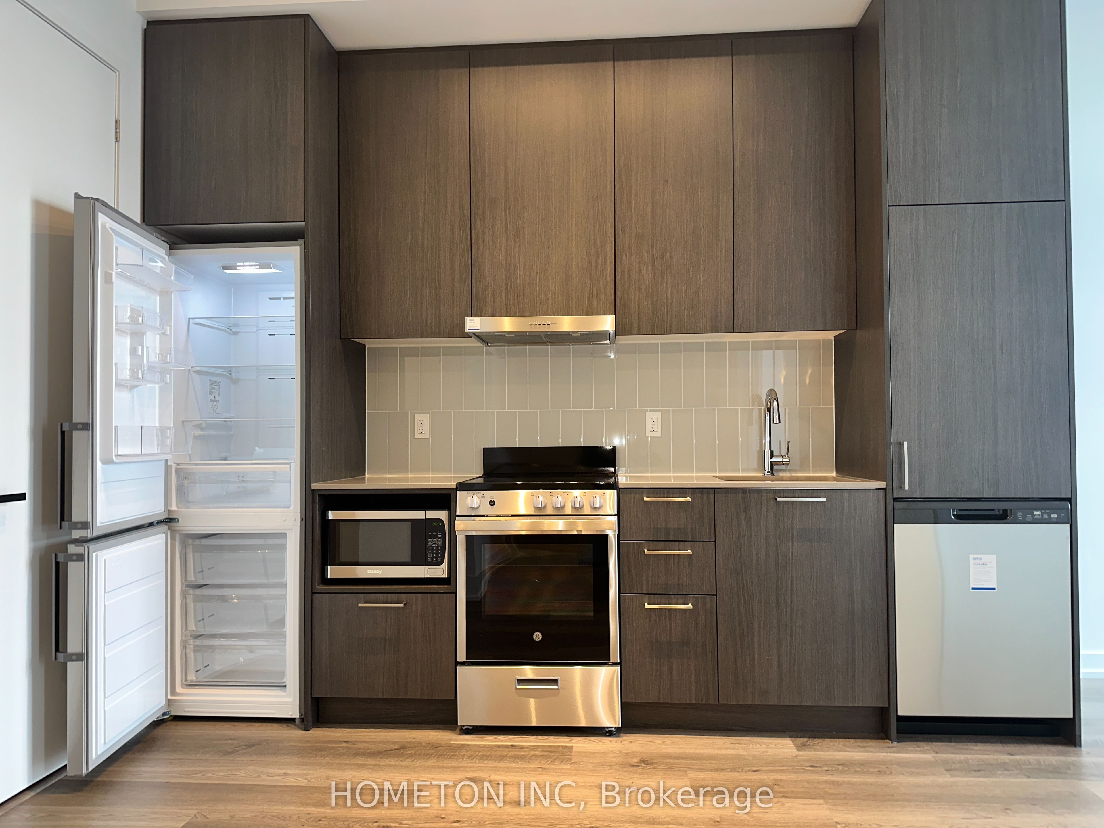 195 Commerce Street 2110, Vaughan, On L4k 0p9