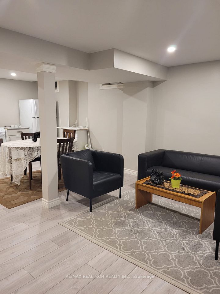7 Billingham Heights Bsmt A, Aurora, On L4g 7r8