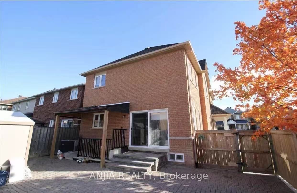 24 Jenmat Drive, Markham, On L6e 2a8