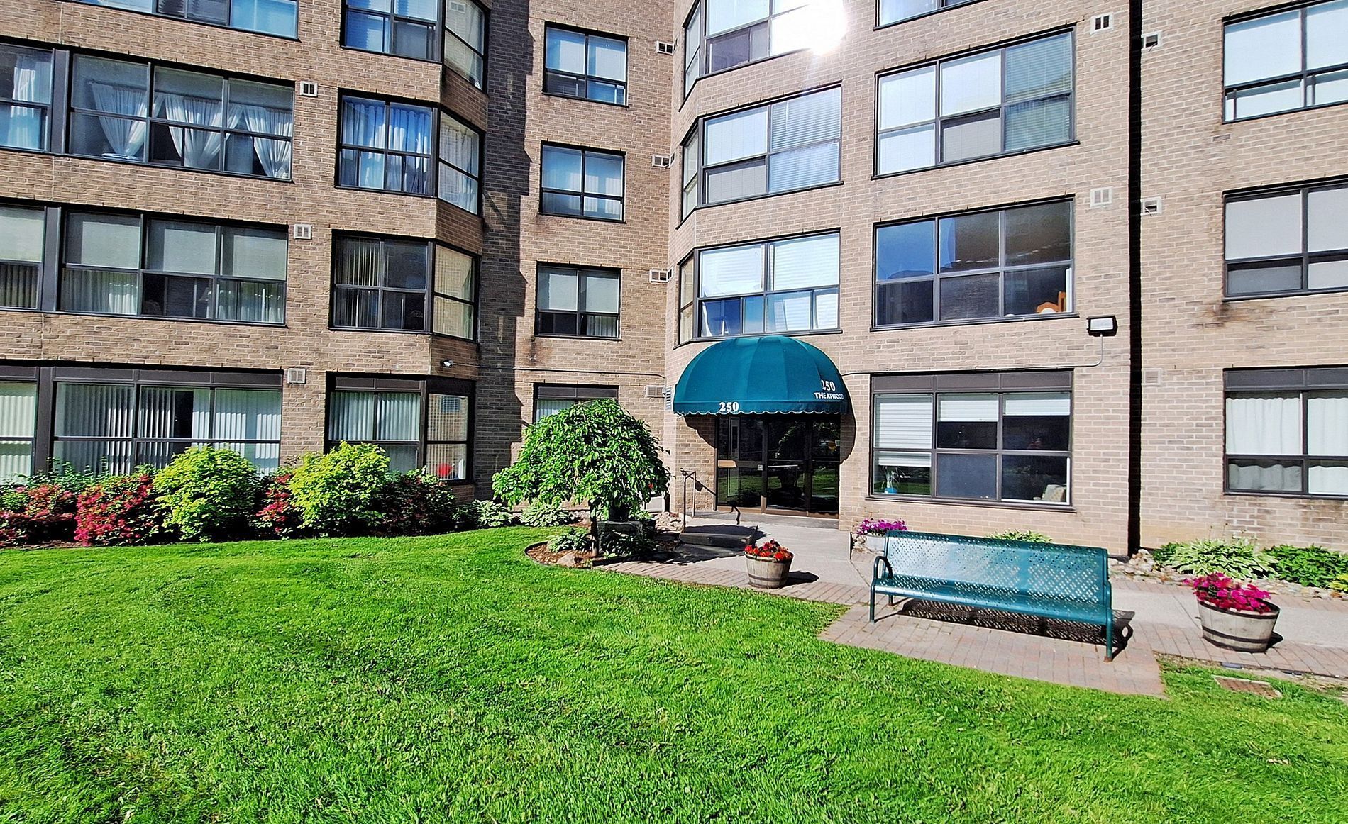 250 Davis Drive 909, Newmarket, On L3y 7t7