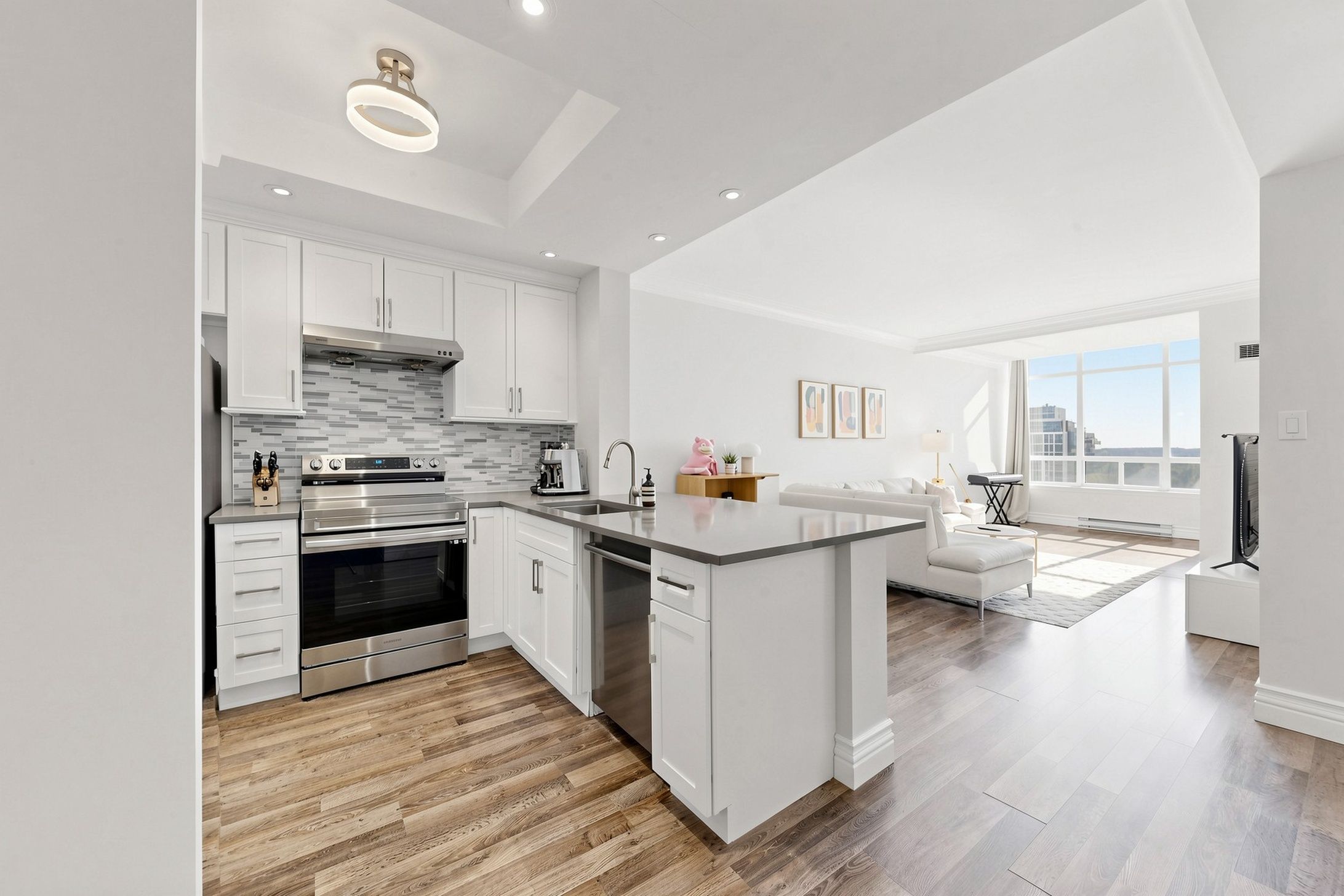 22 Clarissa Drive Ph6, Richmond Hill, On L4c 9r6