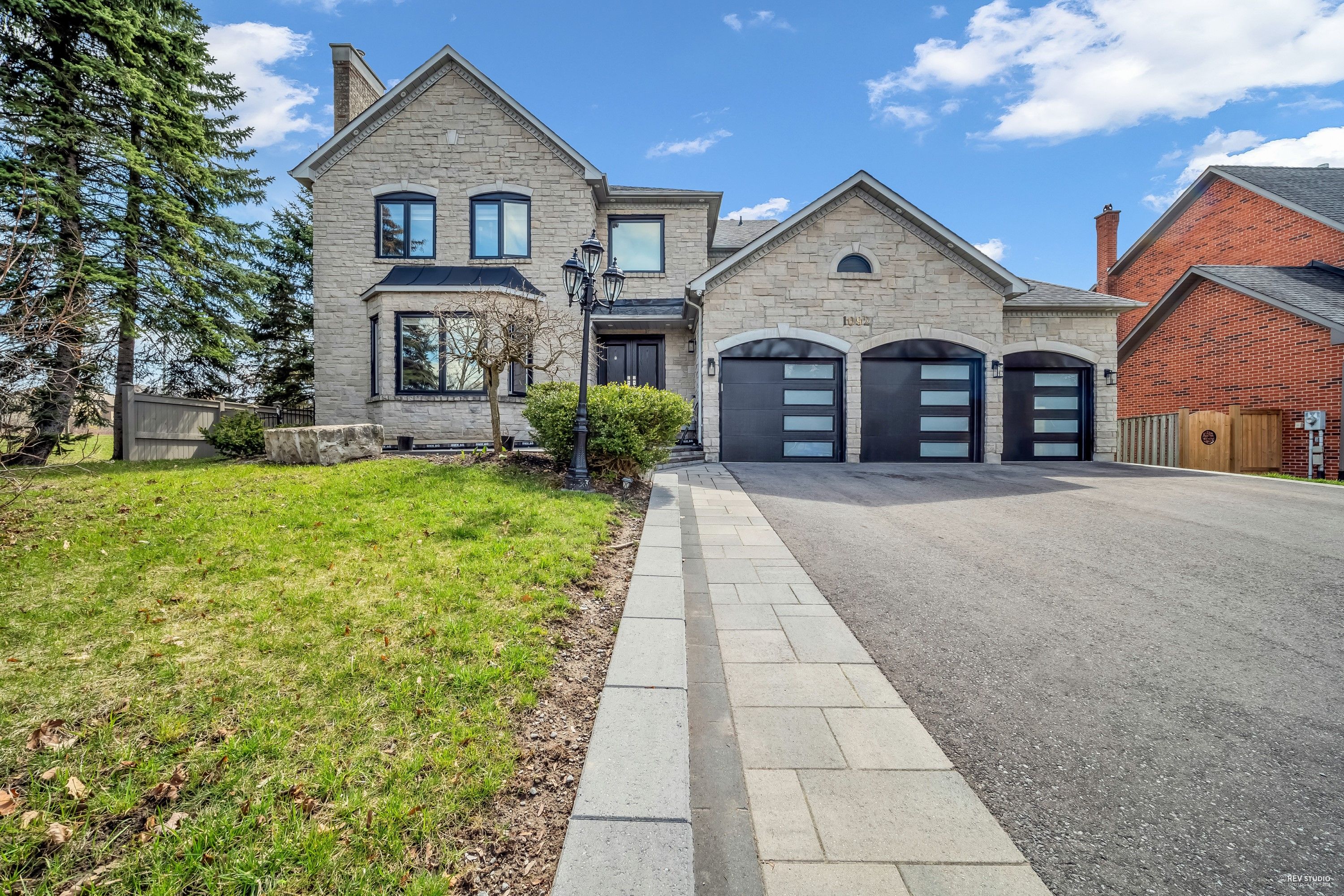 1092 Stonehaven Avenue, Newmarket, On L3x 1m7