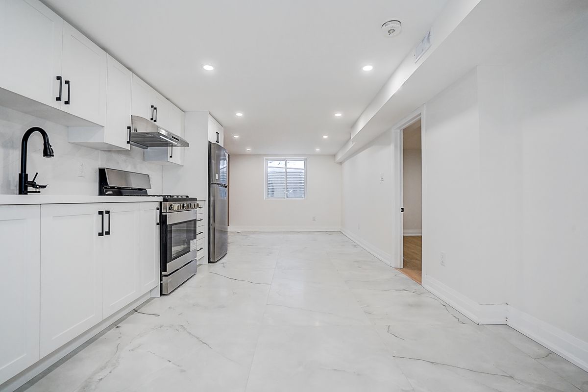 176 Cherrywood Drive, Newmarket, On L3y 2x8