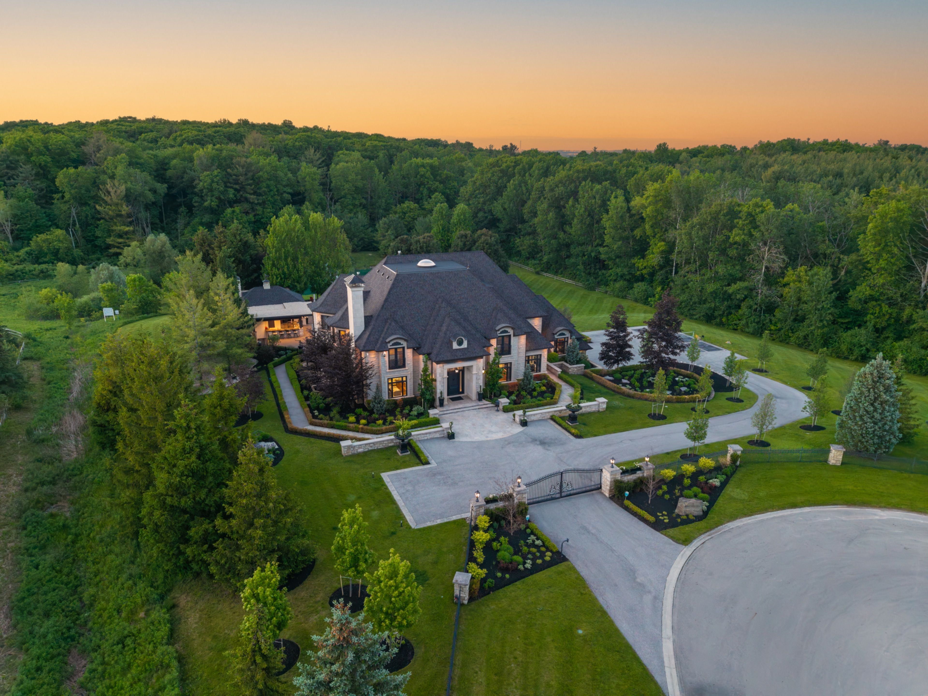 76 Scotch Valley Drive, King, On L7b 1l9