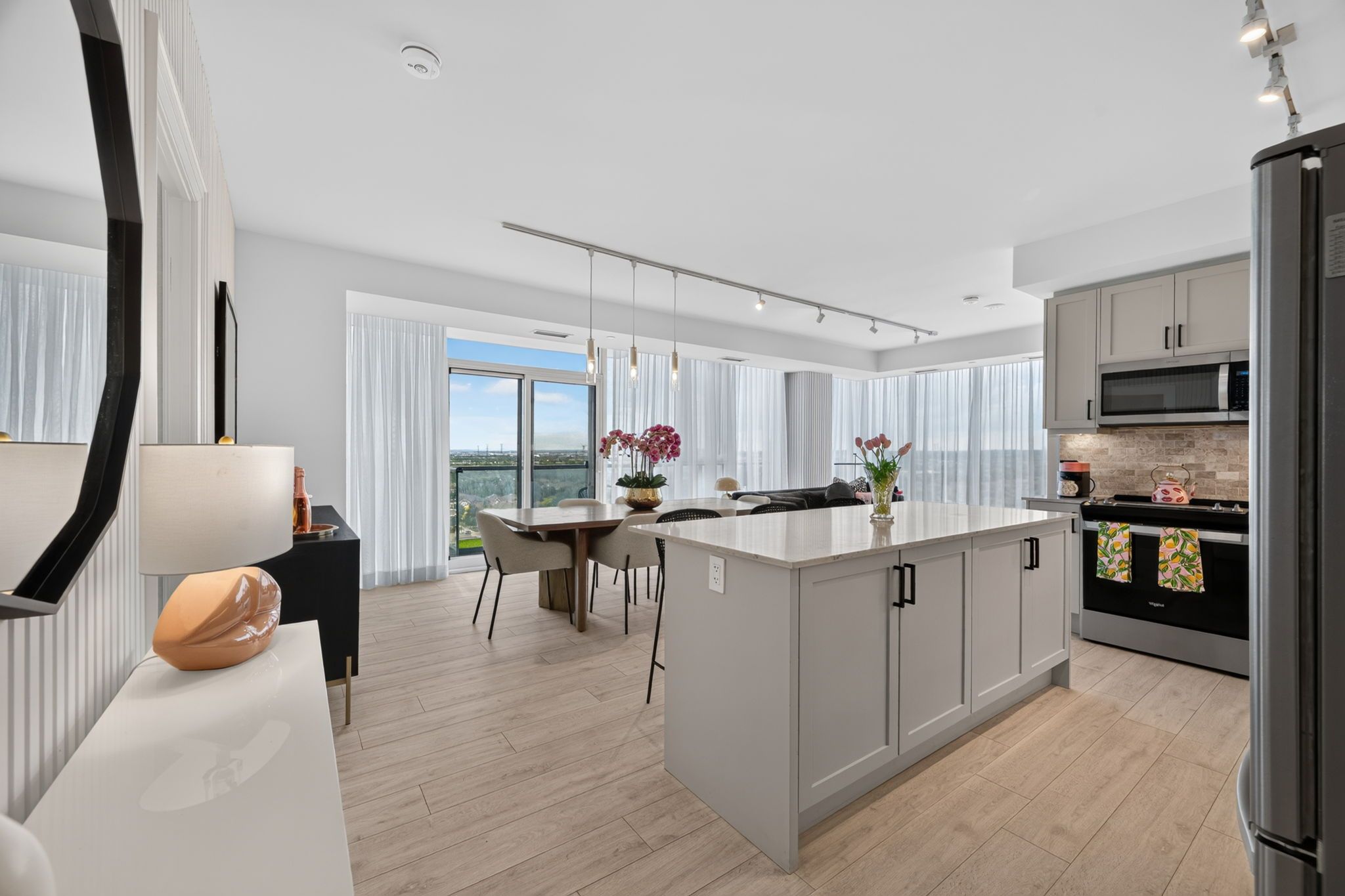10 Gatineau Drive 1206w, Vaughan, On L4j 0l2