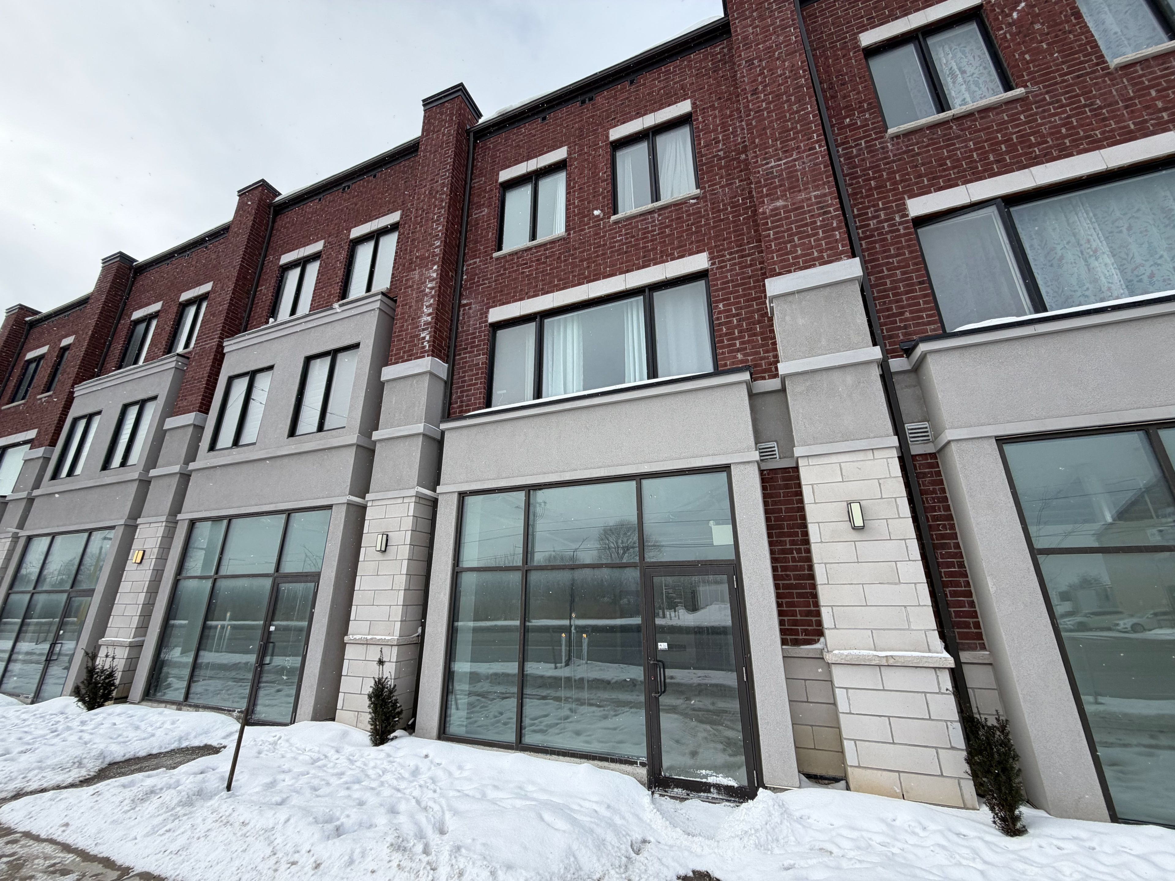 200 Dissette Street 6, Bradford West Gwillimbury, On M3z 3g8