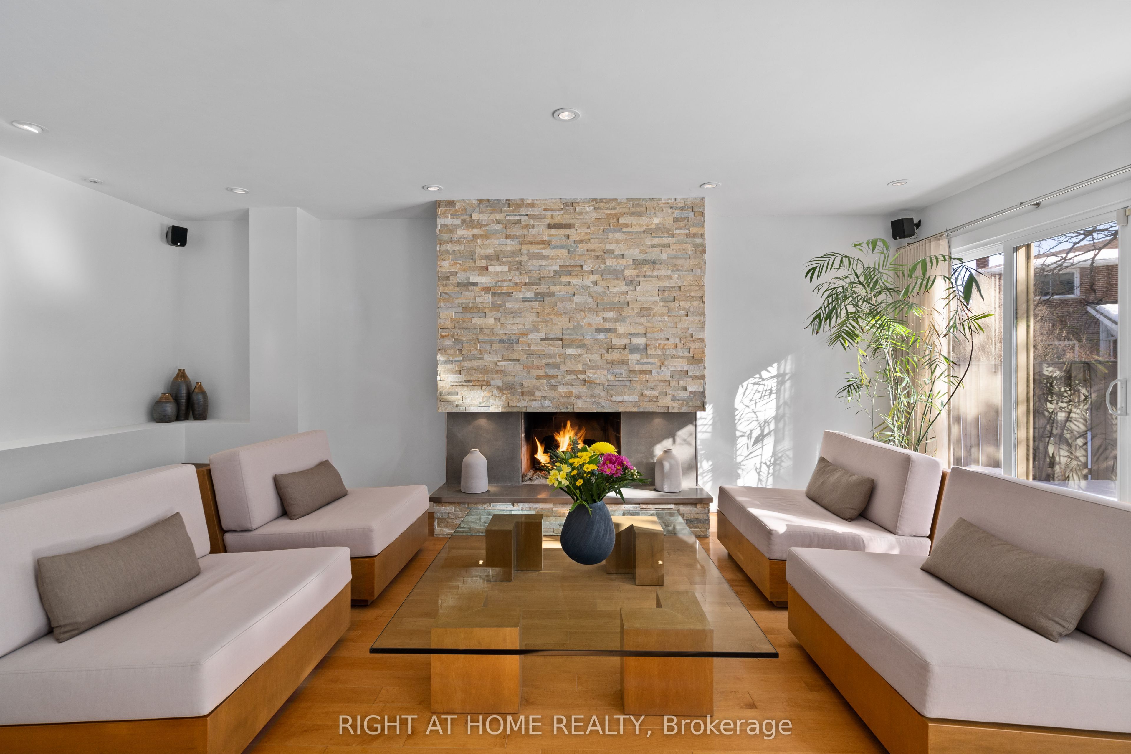 54 London Road, Newmarket, On L3y 6a2