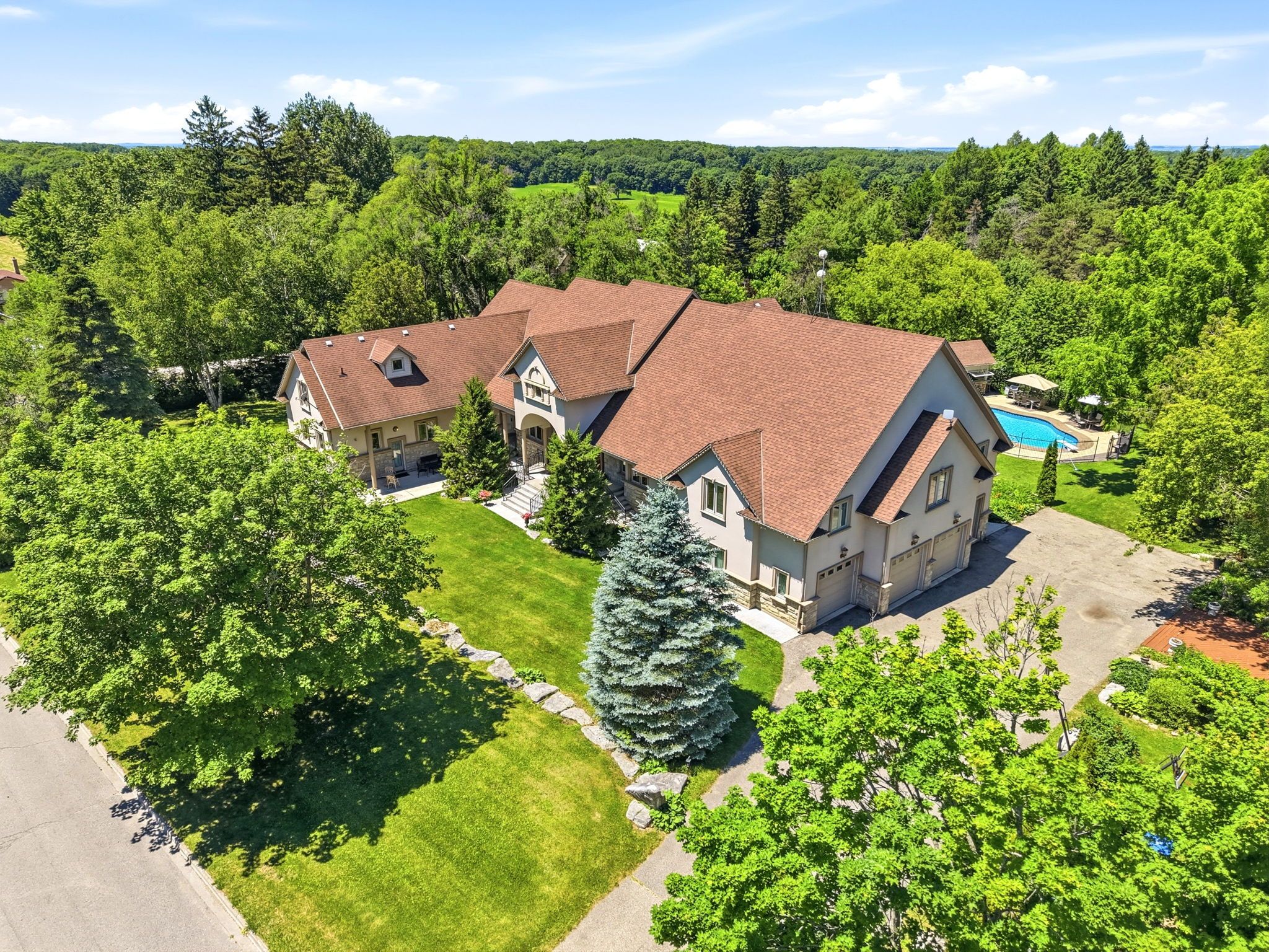 2 Kingswood Drive, King, On L7b 1k8