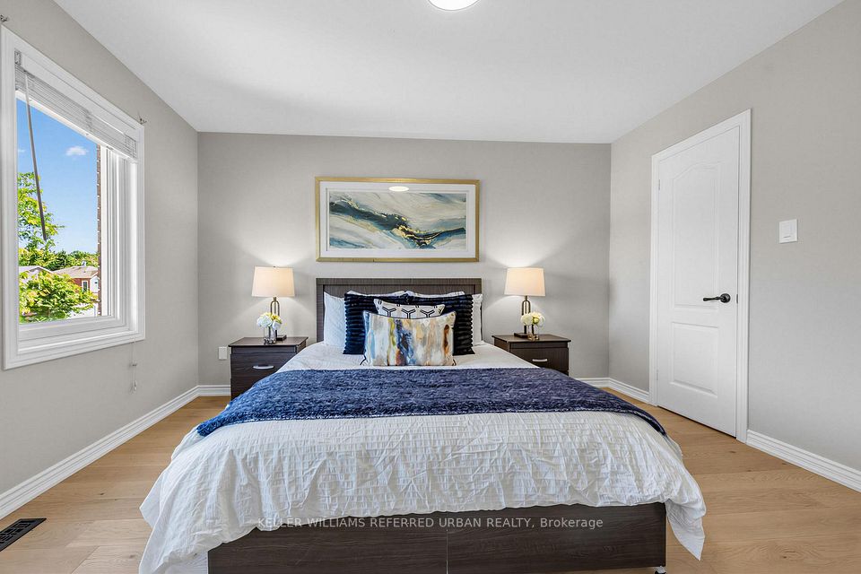350 Pickering Crescent, Newmarket, On L3y 8g7