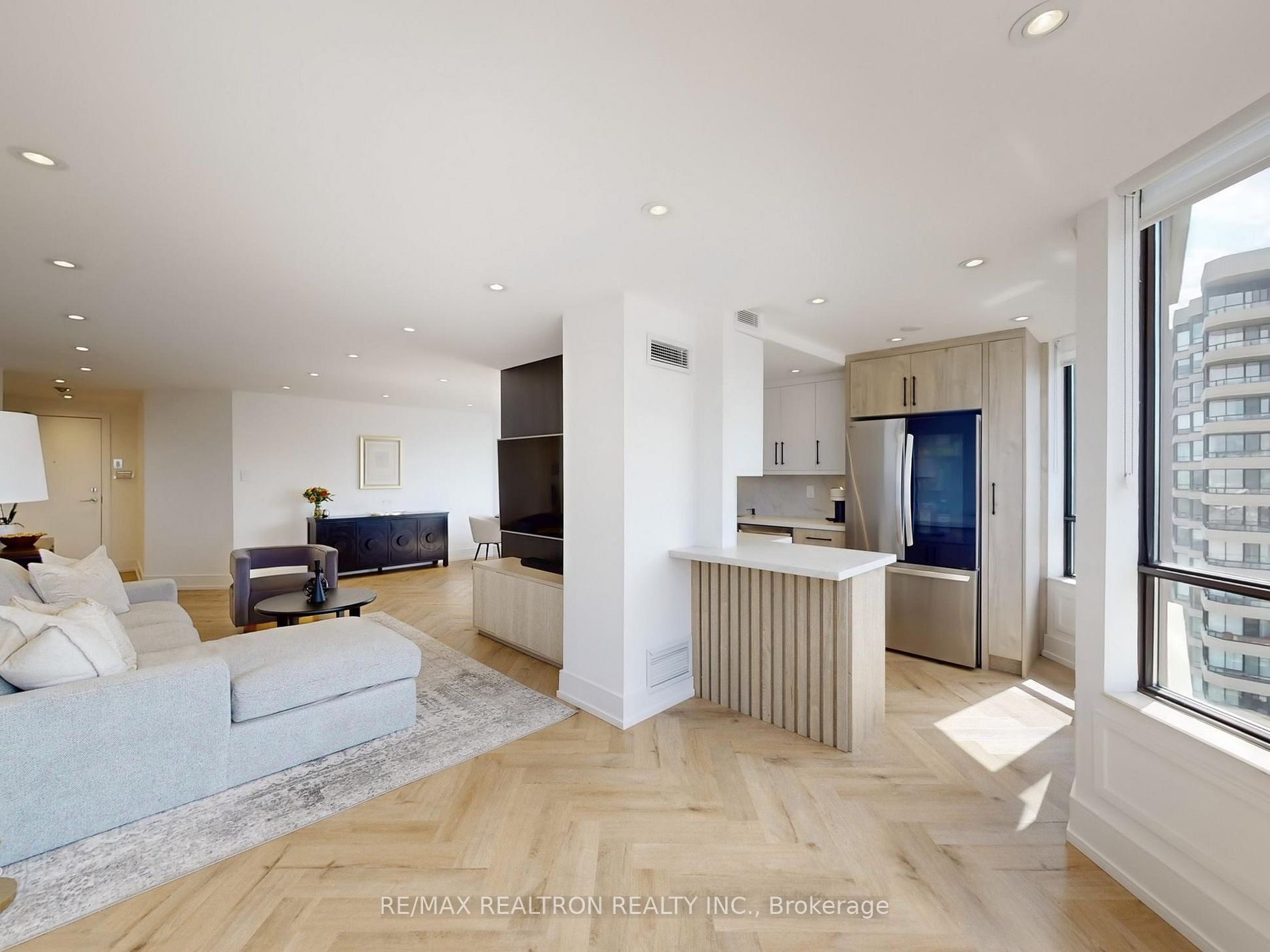 7460 Bathurst Street 1111, Vaughan, On L4j 7k9