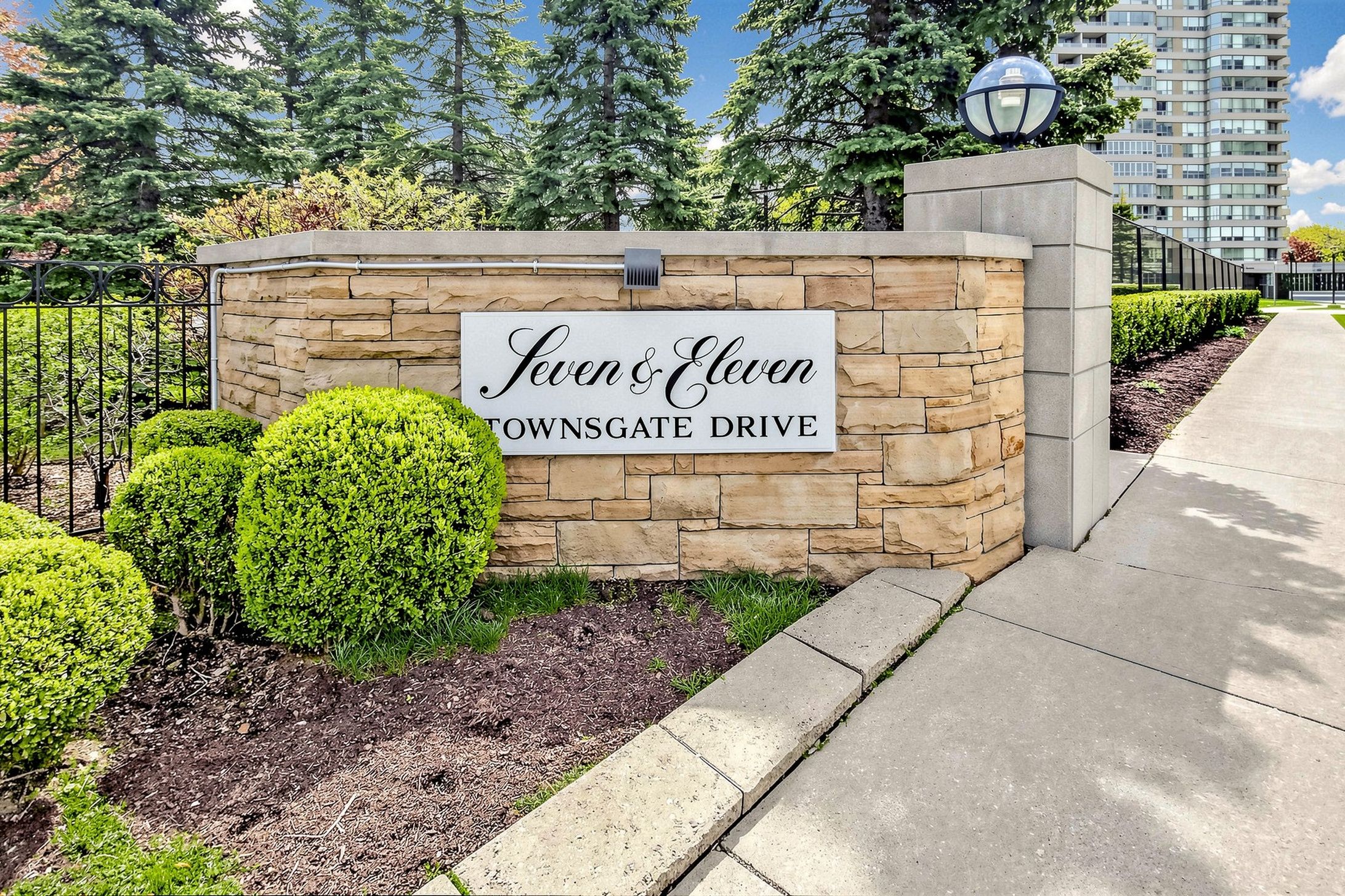 11 Townsgate Drive 110, Vaughan, On L4j 8g4