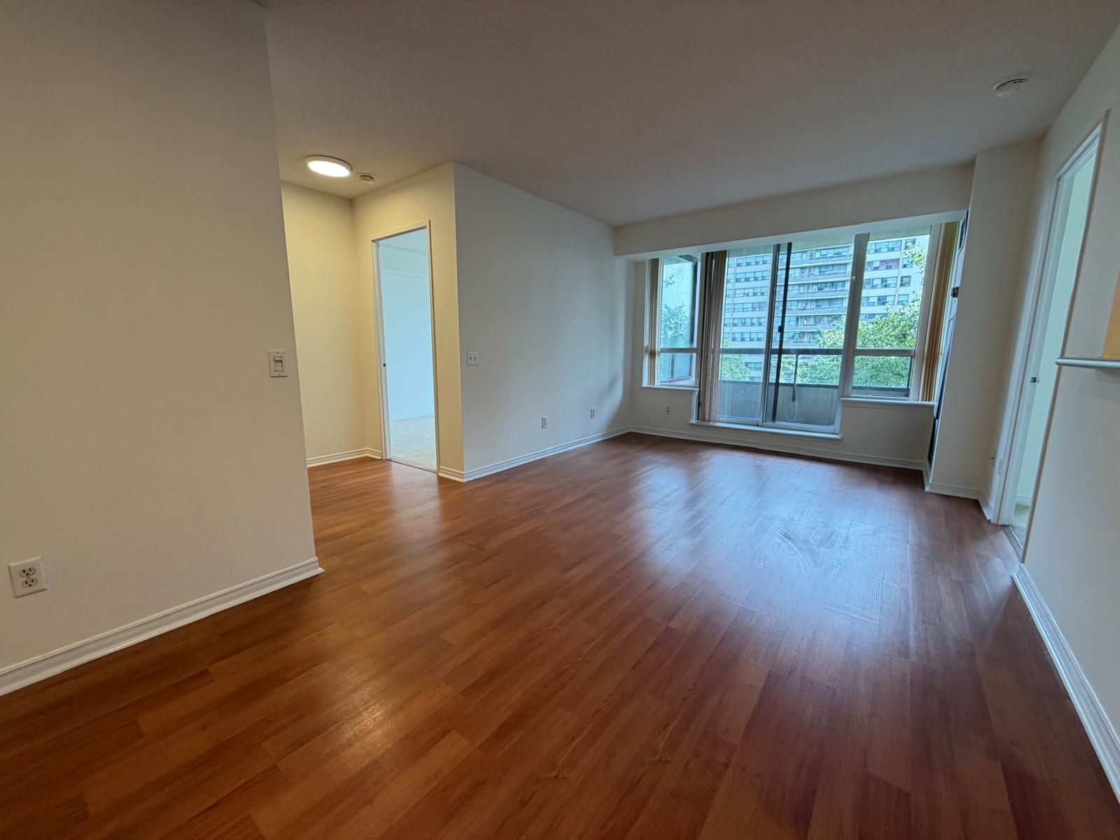 91 Townsgate Drive 507, Vaughan, On L4j 8e8