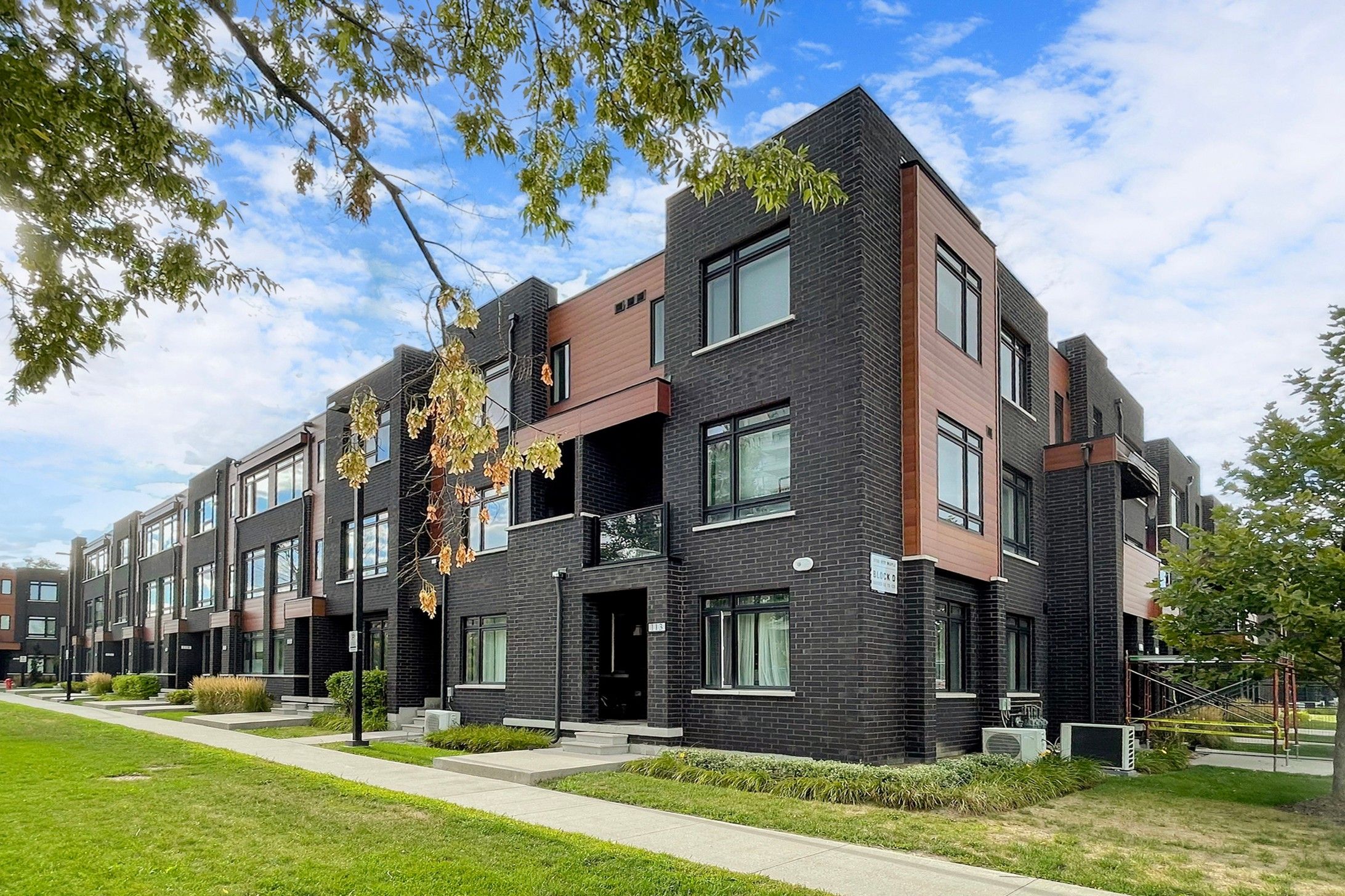 370 Red Maple Road 112, Richmond Hill, On L4c 5t4