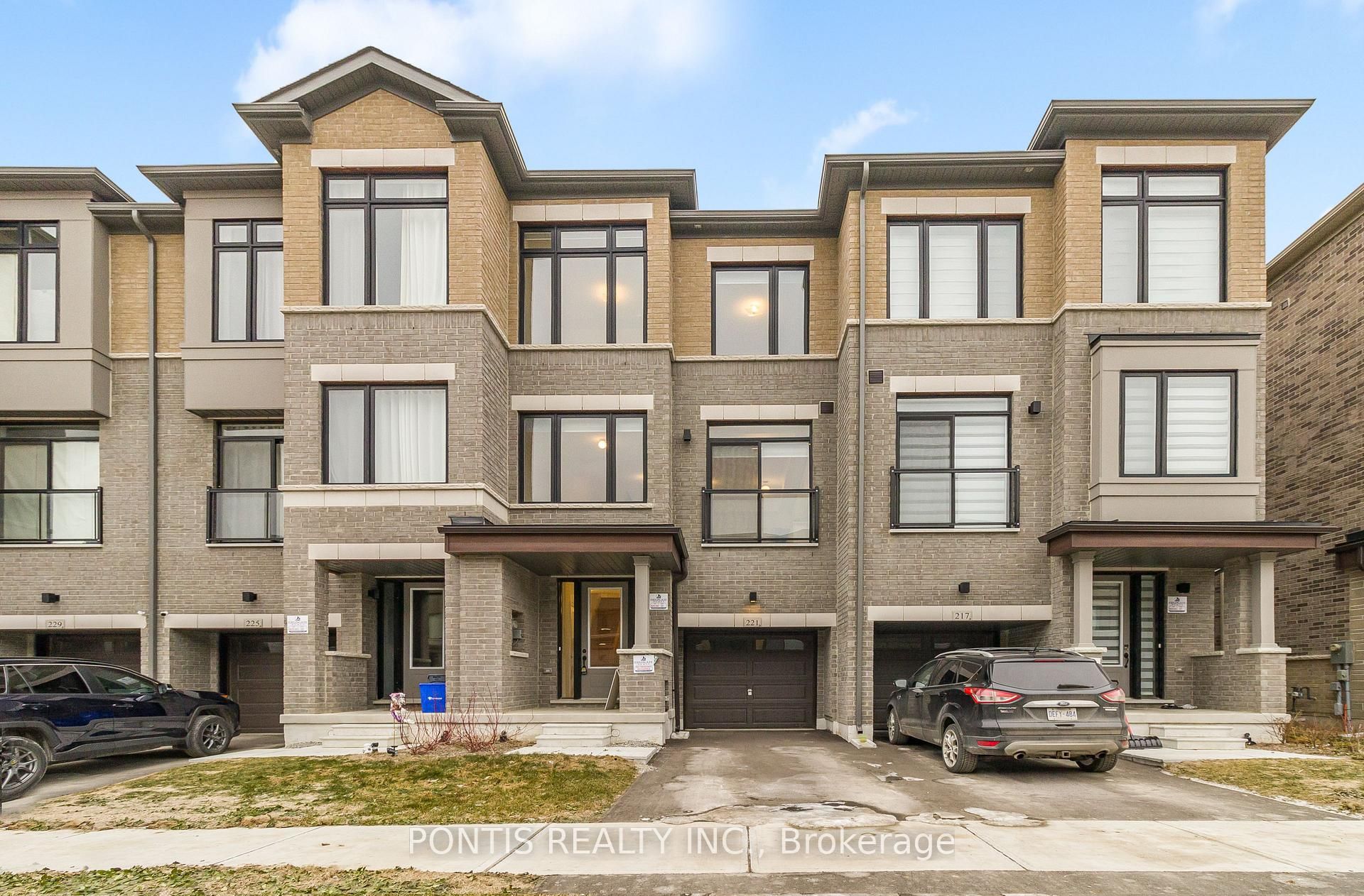 221 Tennant Circle, Vaughan, On L4h 5l4