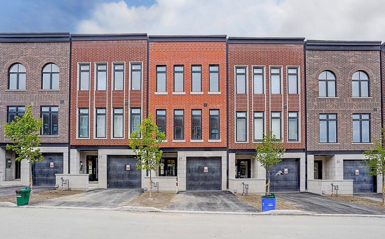 29 Chestnut Court, Aurora, On L4g 4a4