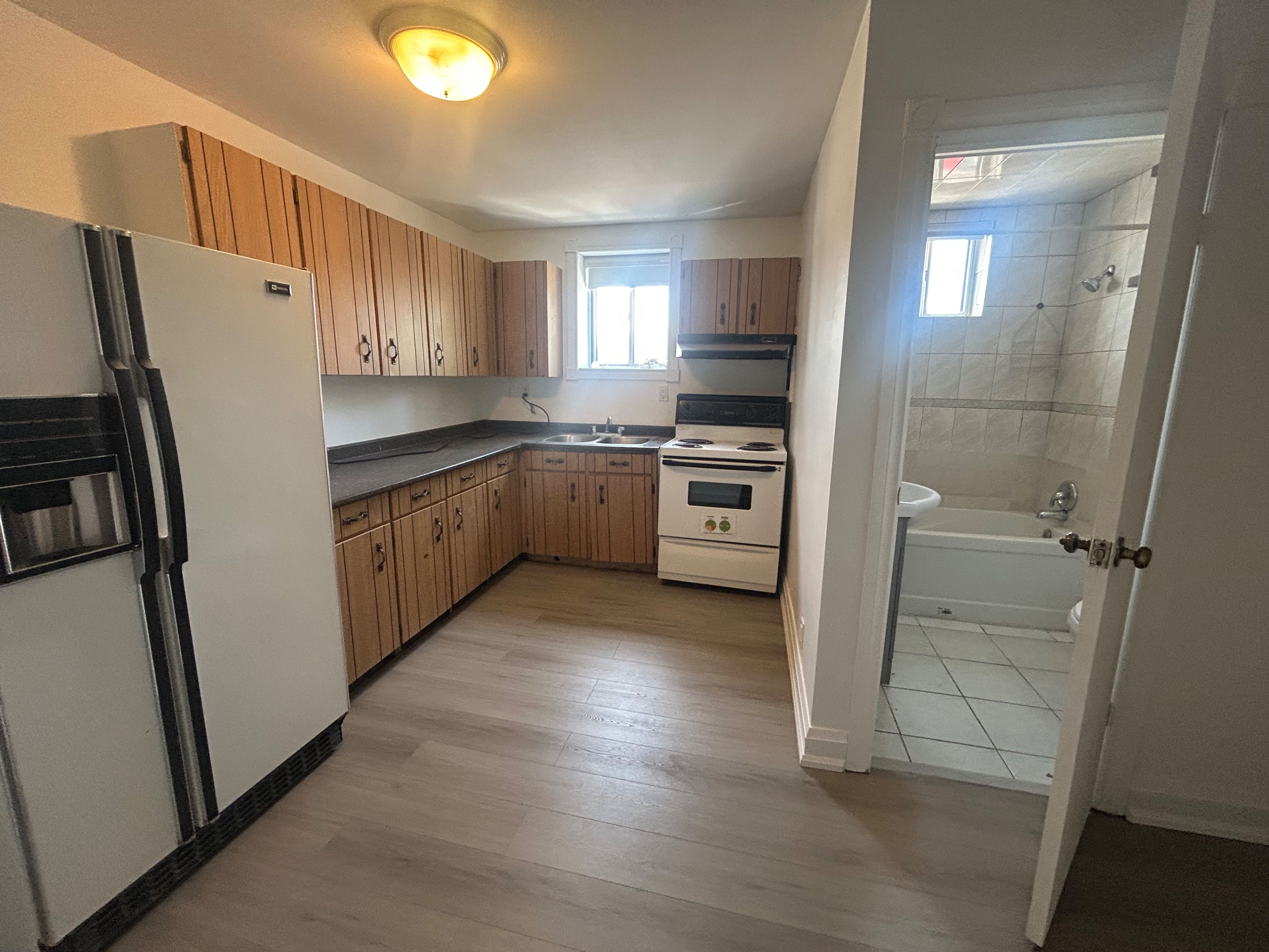 37 Holland Street W 2, Bradford West Gwillimbury, On L3z 2b9