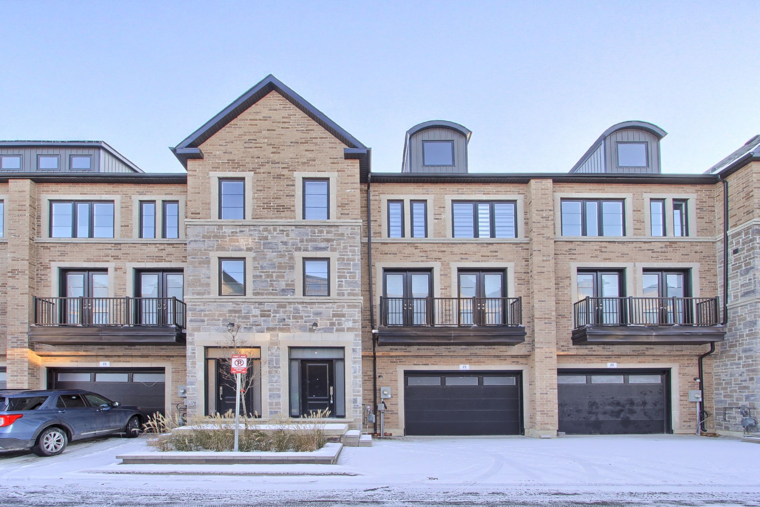 260 Eagle Street 23, Newmarket, On L3y 1k1