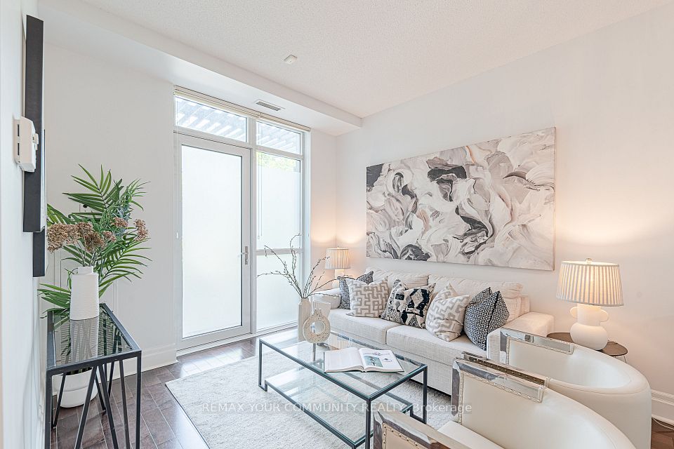 39 Upper Duke Crescent 102, Markham, On L6g 0b8