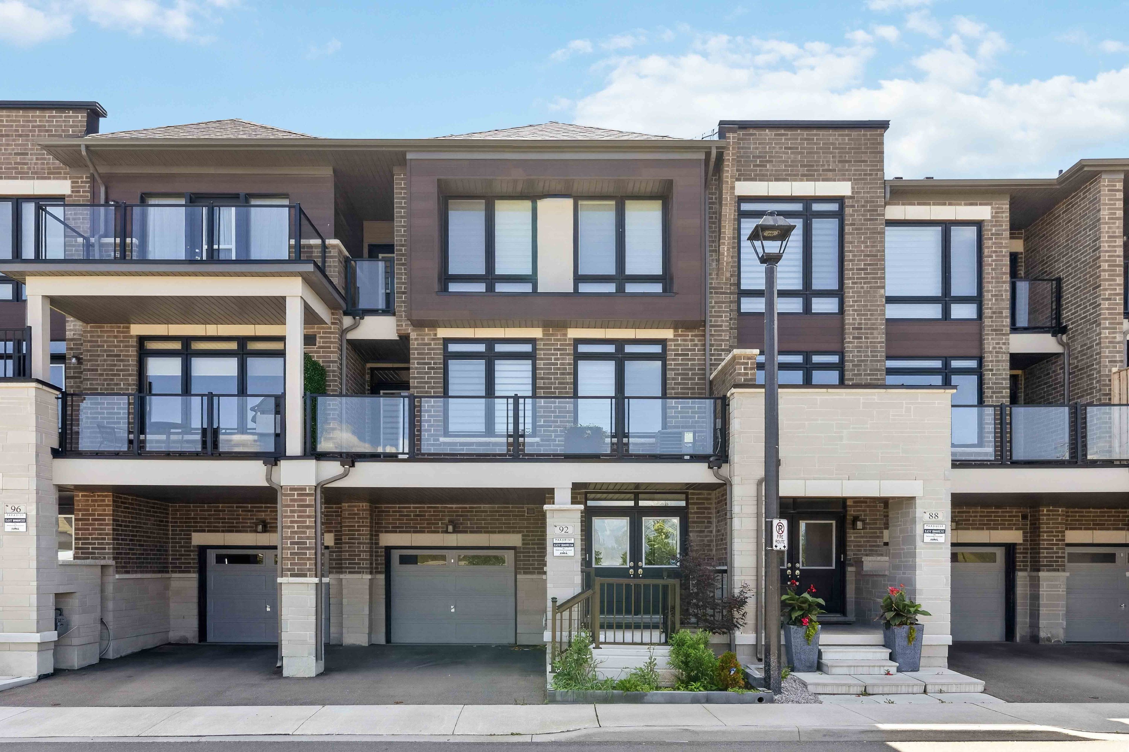 92 Holyrood Crescent, Vaughan, On L4h 5g2
