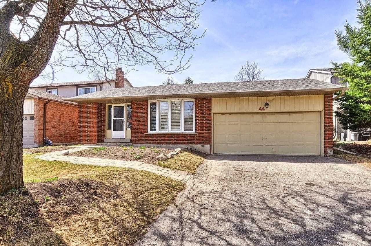 44 Rutledge Avenue, Newmarket, On L3y 5t4